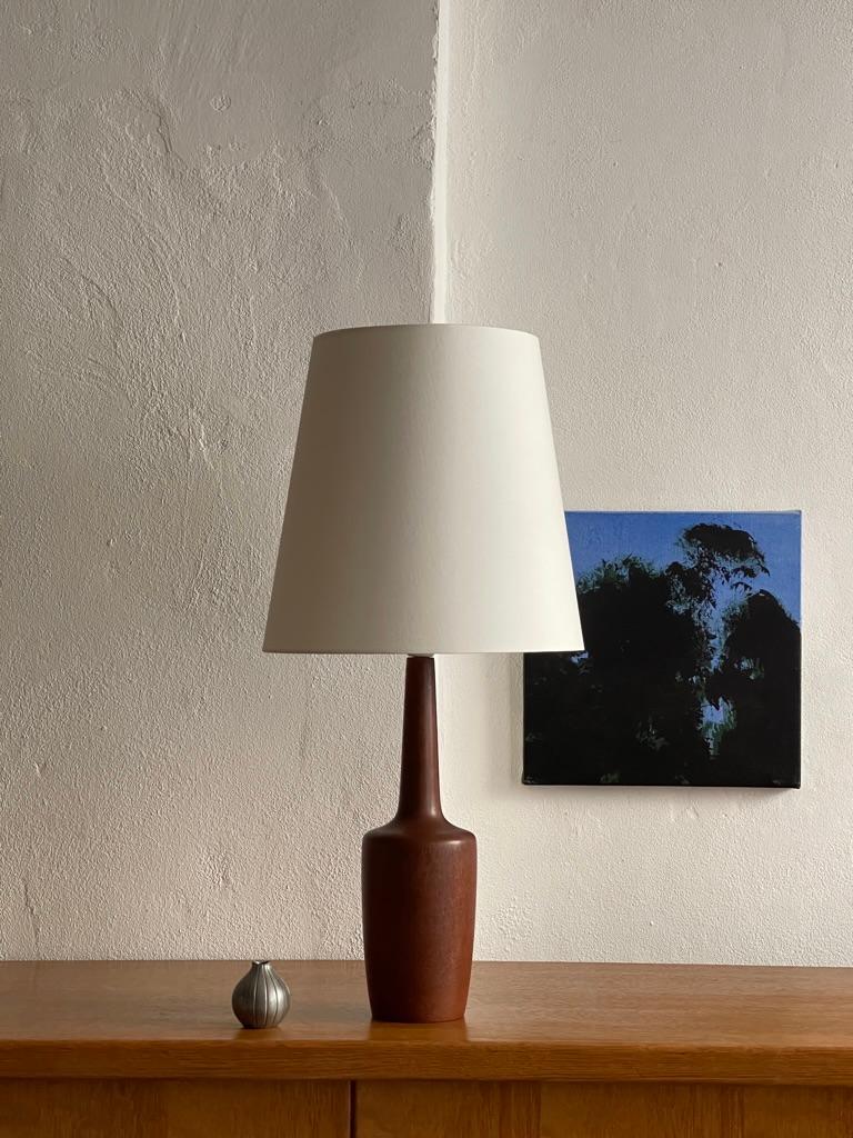 Elegant 1940s danish modern table lamp in high quality solid teak wood. Crafted in the 1940s by a skilled Danish woodturner, this table lamp encapsulates the essence of Danish Modernism, characterized by its emphasis on minimalism, functionality,