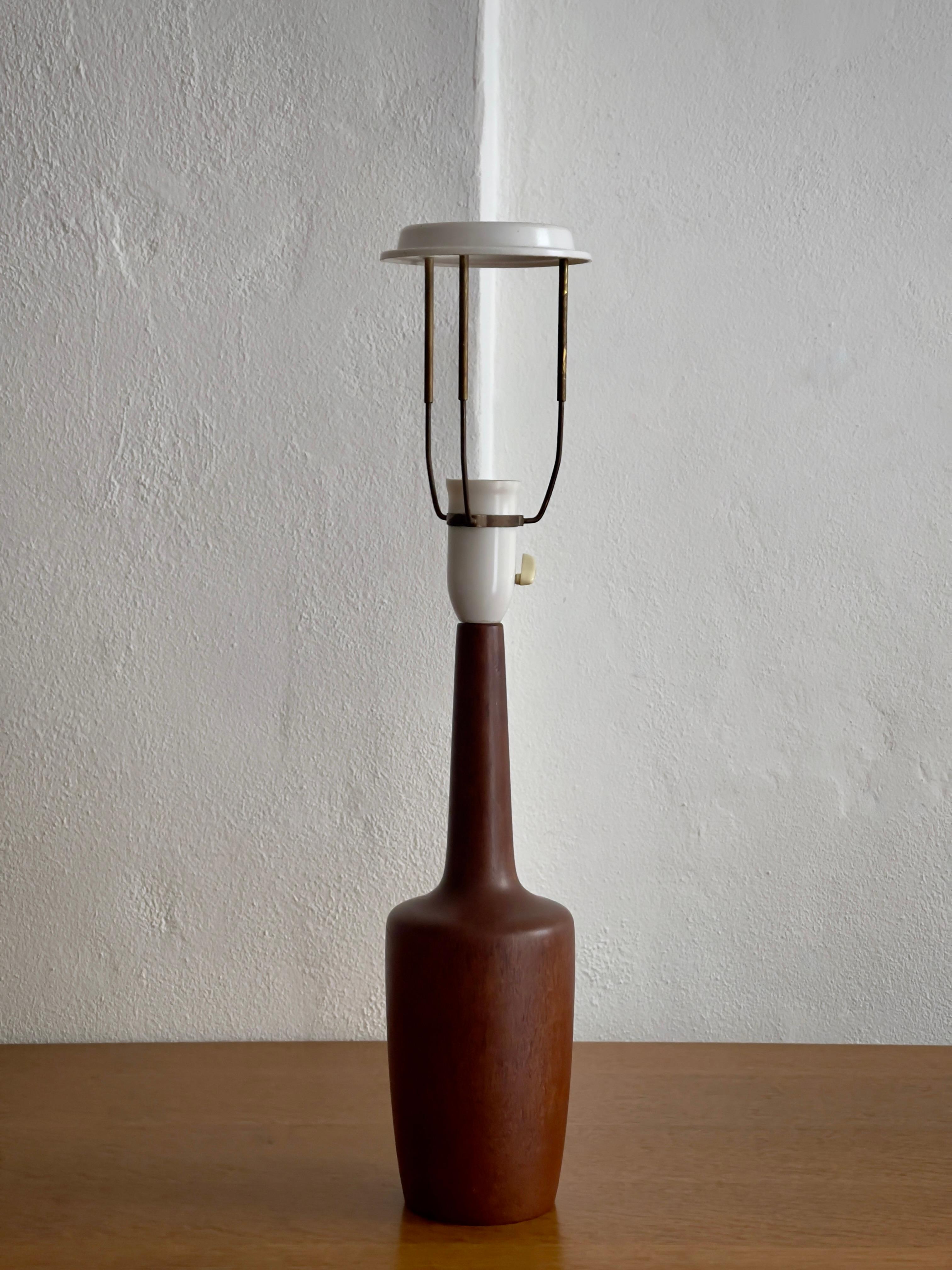Mid-20th Century Elegant 1940s danish modern table lamp in high quality solid teak wood. For Sale