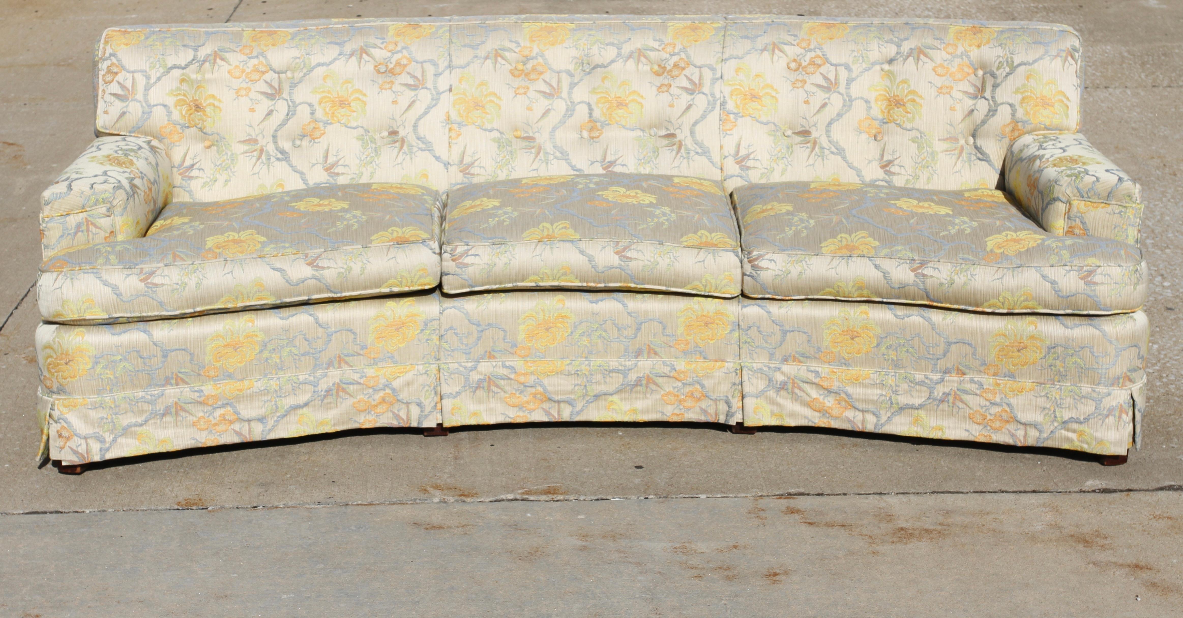 Elegantes, geschwungenes Sofa von Edward Wormley für Dunbar aus der Mitte der 1940er Jahre auf sechs dicken Mahagonibeinen, mit älterer Neupolsterung in einem Chinoiserie-Stoff. Polsterung ist sauber, geringe Abnutzung,  in sehr schönem, brauchbarem