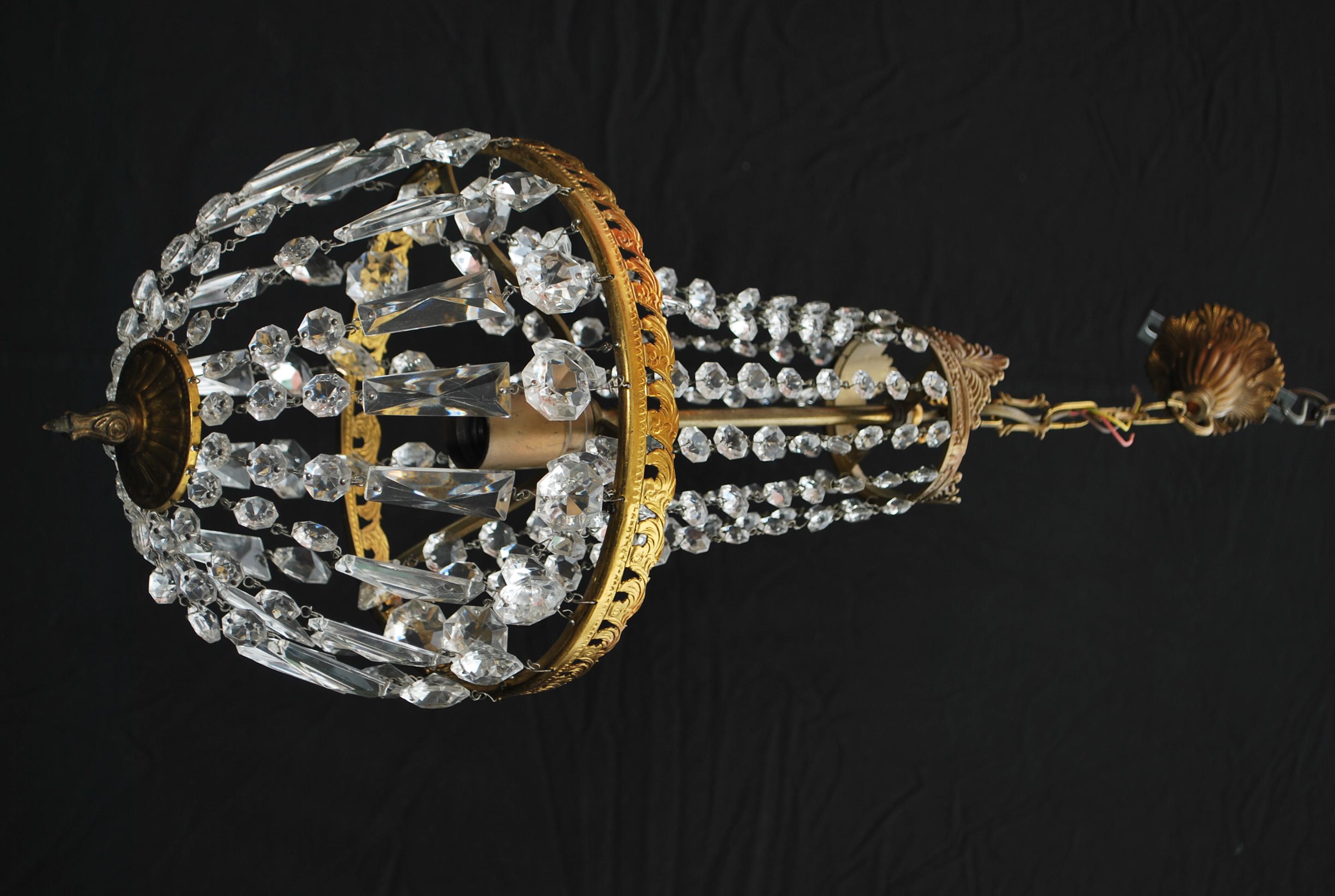 Eine schöne und elegante französische Leuchte aus den 1940er Jahren aus Messing und Kristallen, 