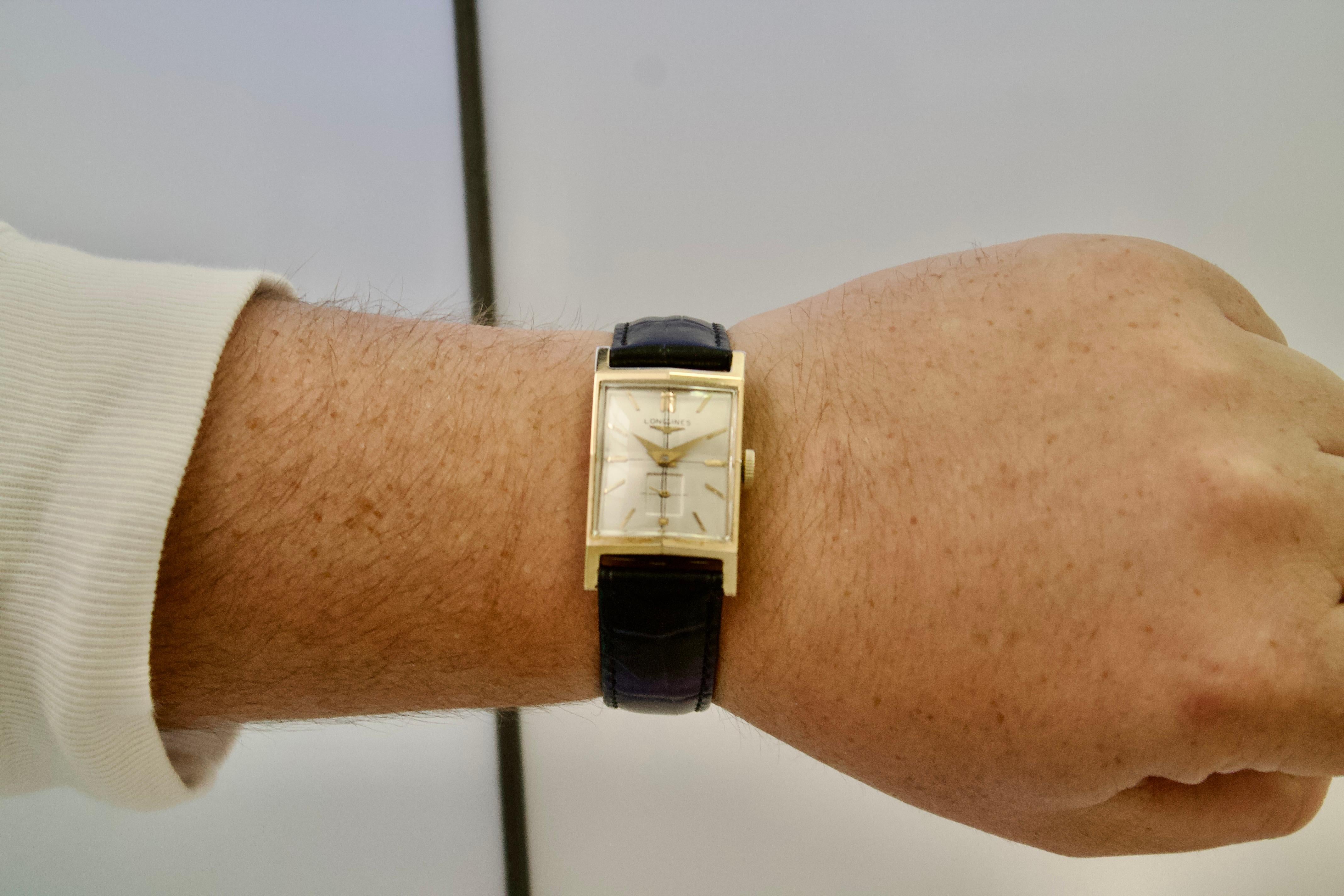 Aquí se ofrece un raro y elegante reloj de pulsera Longines de la década de 1940, de oro amarillo macizo de 14 quilates, que se distingue por su cristal marcadamente facetado, un elemento de diseño destacado que eleva instantáneamente su presencia.