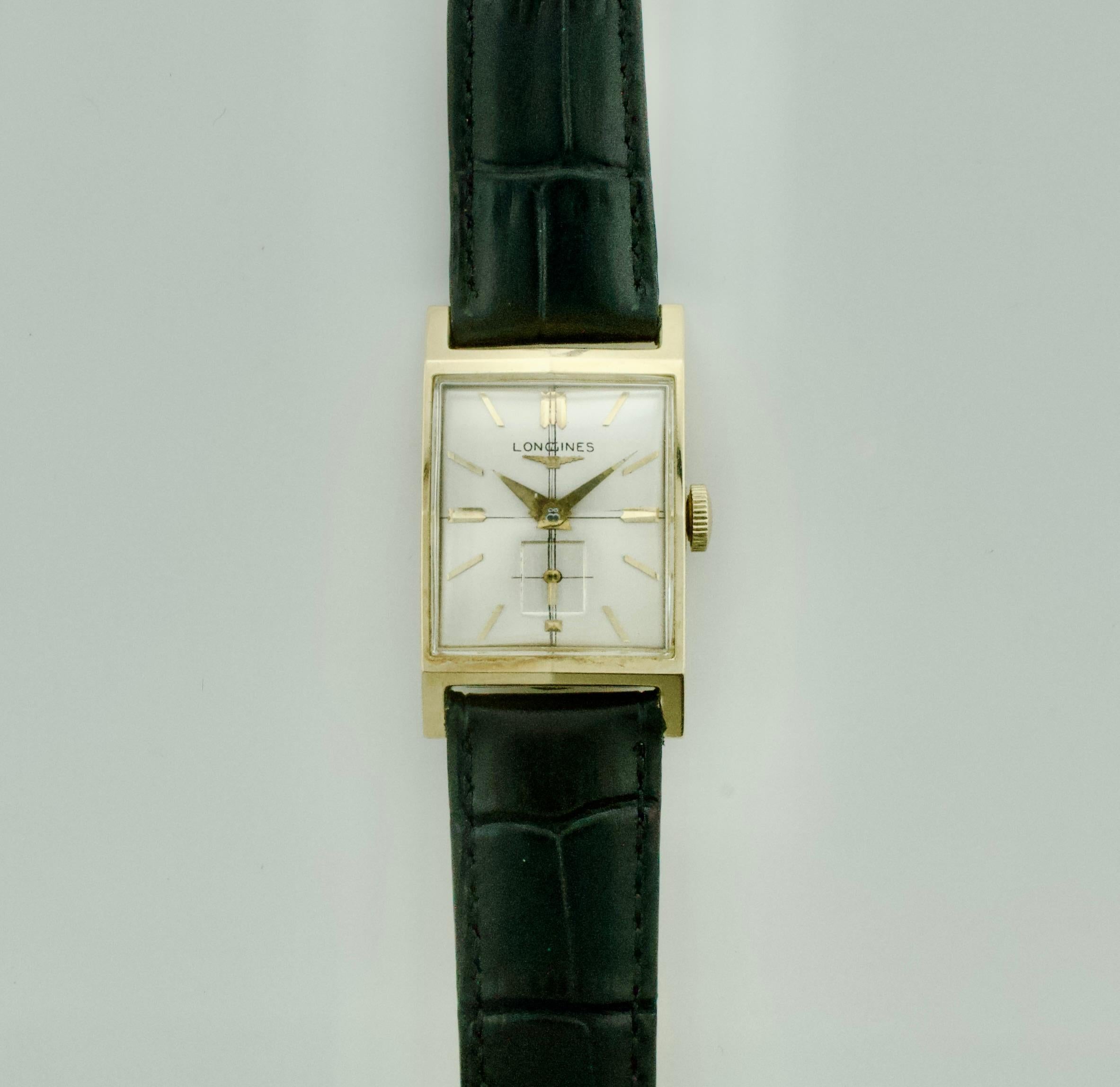 Elegante reloj de pulsera Longines de los años 40 en oro amarillo de 14k Raro cristal facetado en Bueno estado para la venta en Wailea, HI