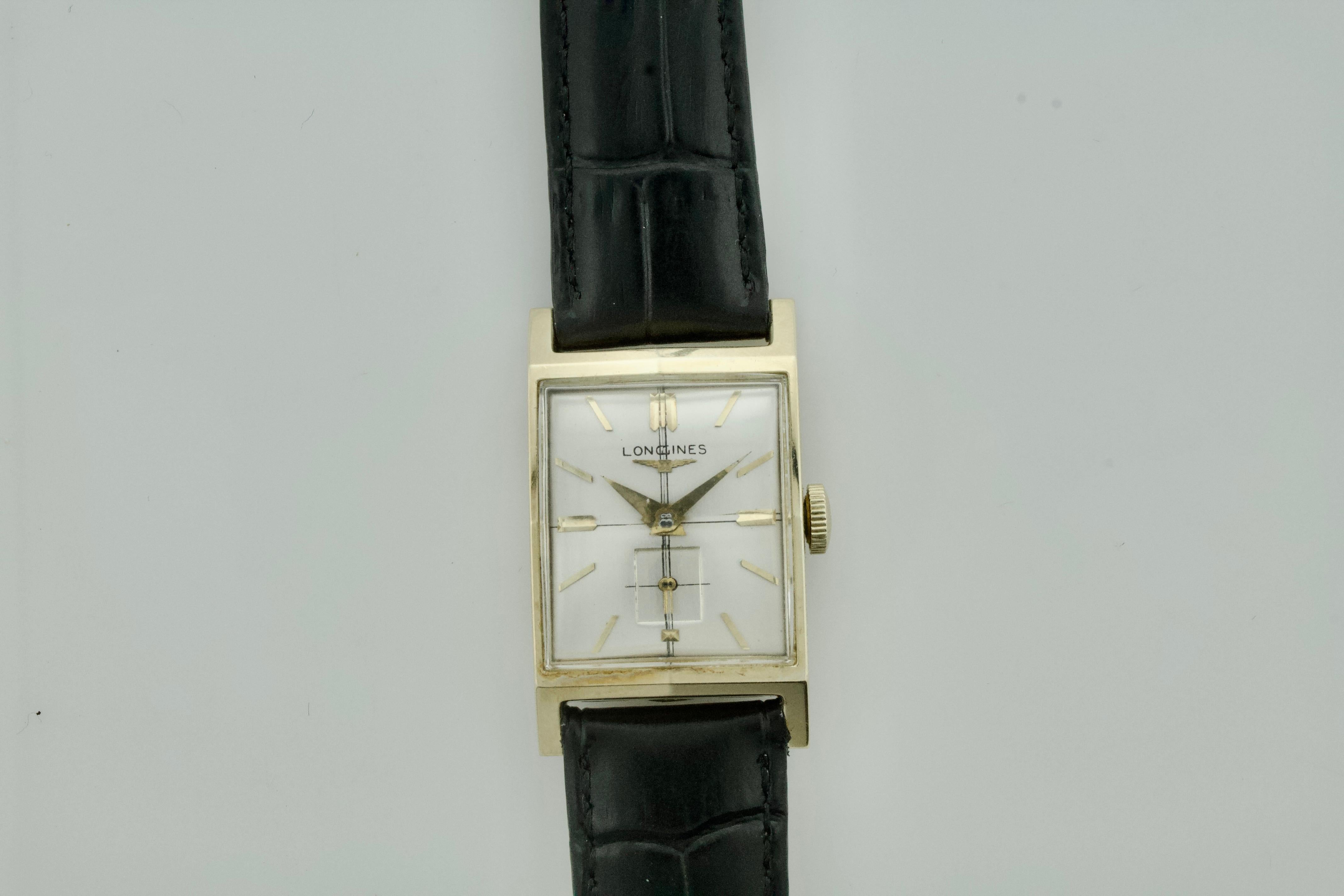 Femenino o masculino Elegante reloj de pulsera Longines de los años 40 en oro amarillo de 14k Raro cristal facetado en venta