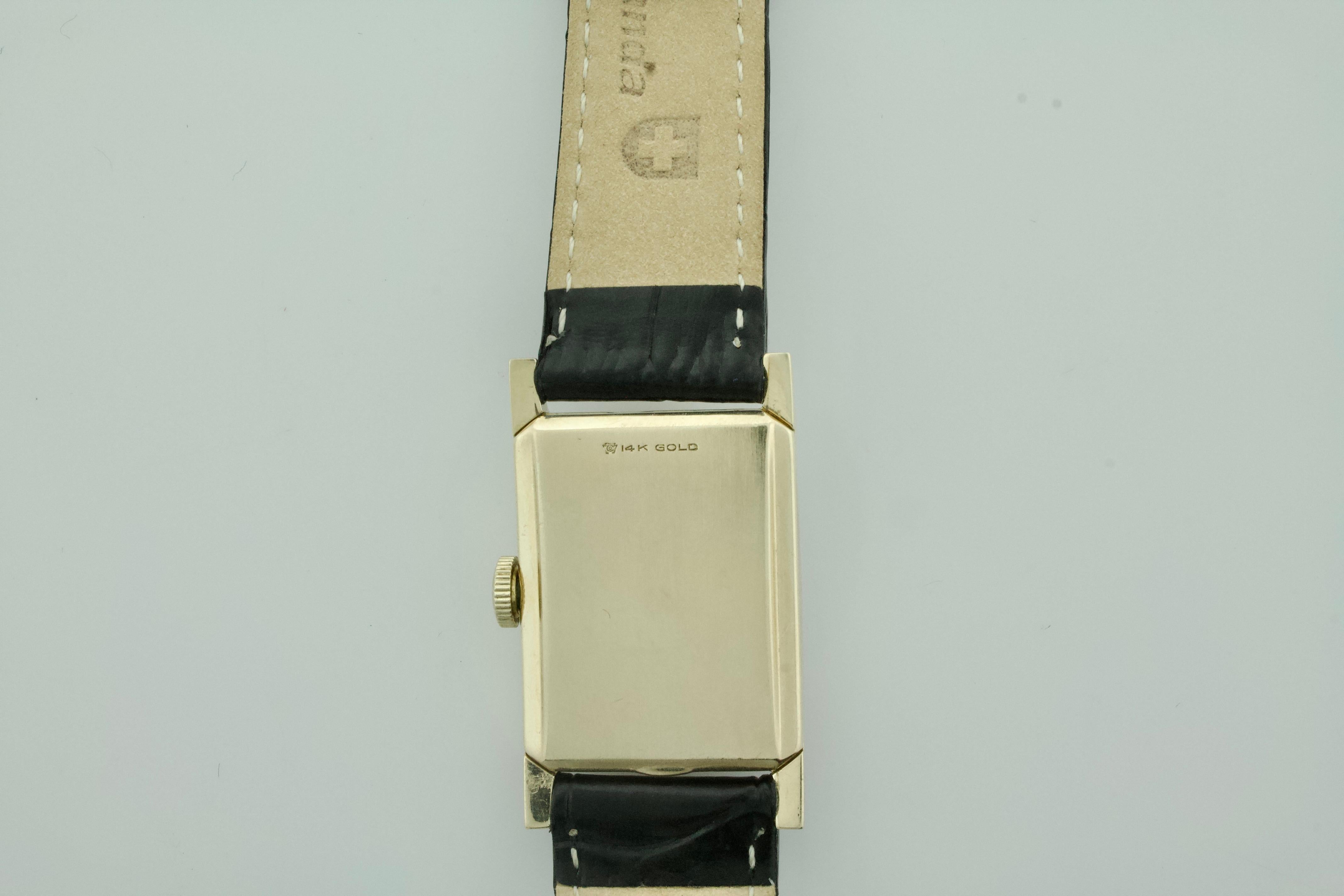 Elegante reloj de pulsera Longines de los años 40 en oro amarillo de 14k Raro cristal facetado en venta 1