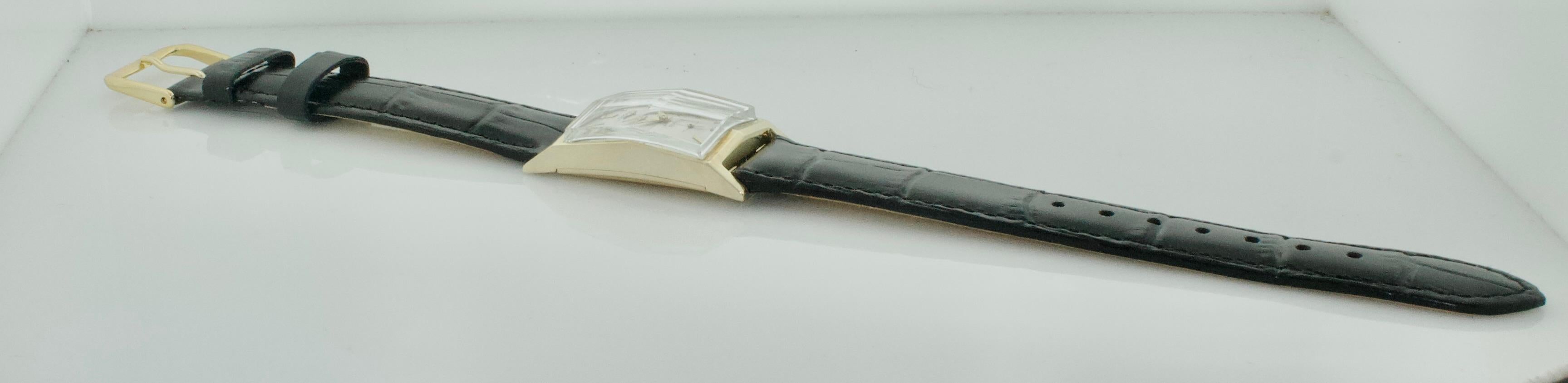 Elegante reloj de pulsera Longines de los años 40 en oro amarillo de 14k Raro cristal facetado en venta 2