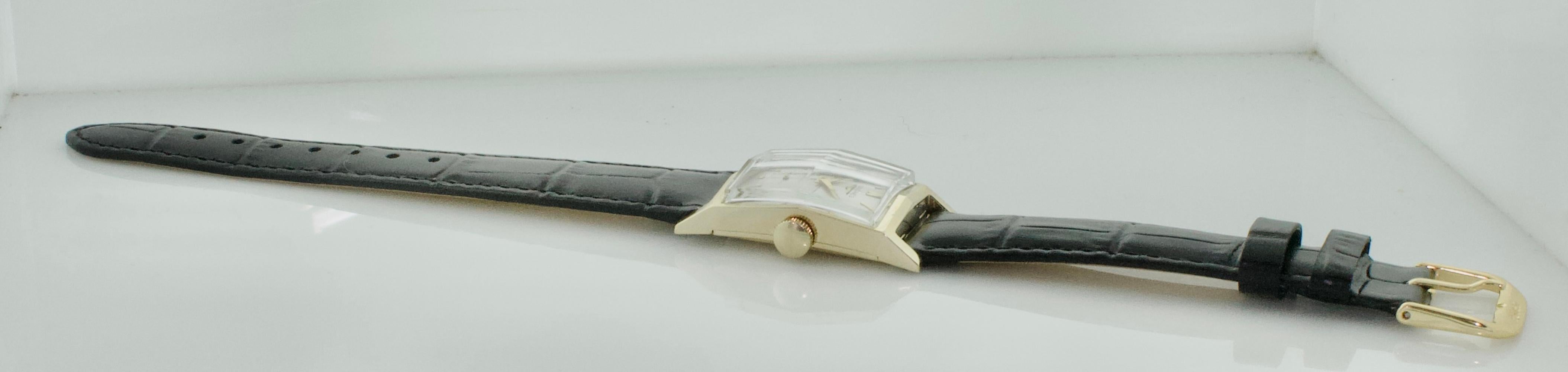 Elegante reloj de pulsera Longines de los años 40 en oro amarillo de 14k Raro cristal facetado en venta 3