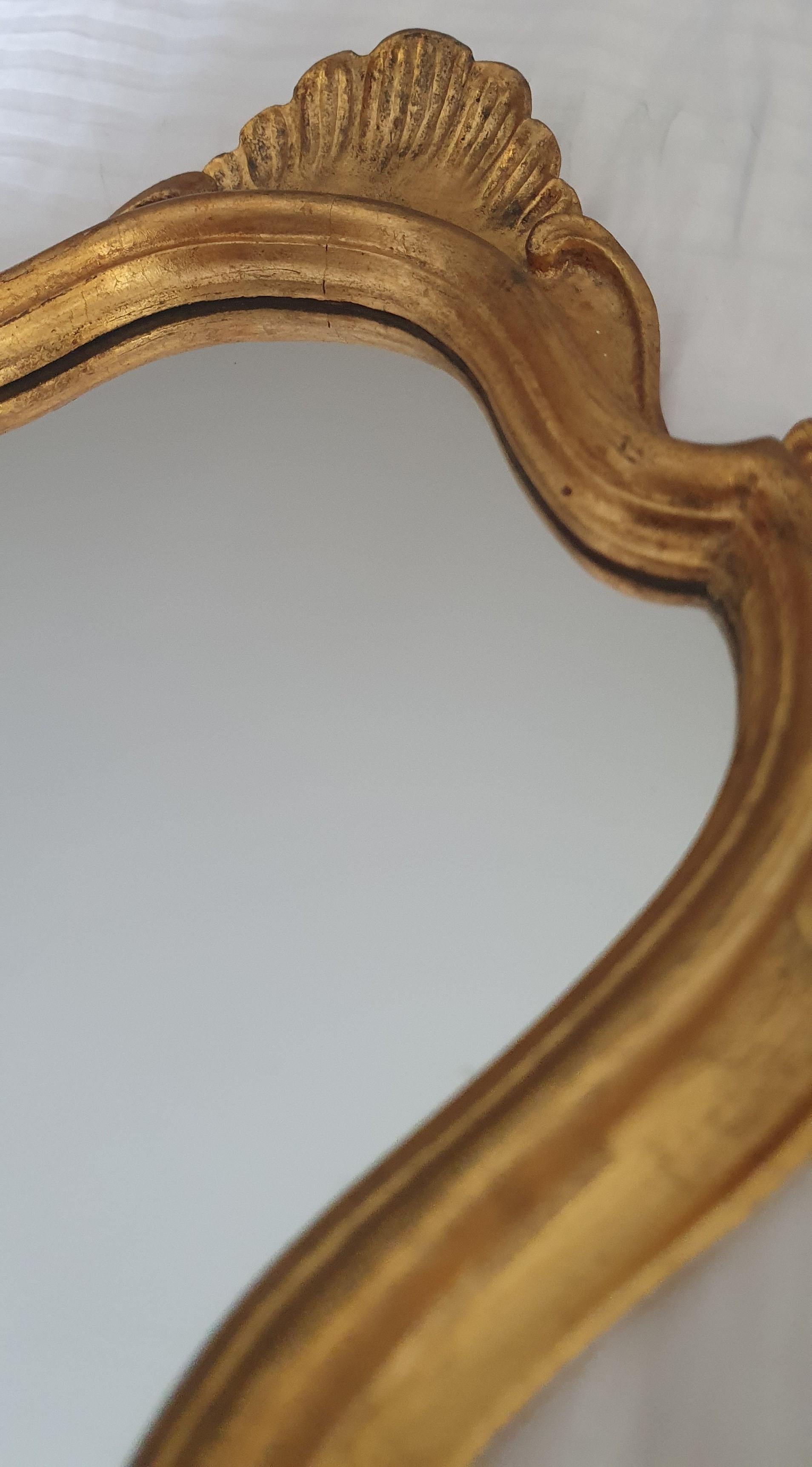 Élégante paire de girandoles italiennes à miroirs des années 1940, sculptées à la main et dorées à l'huile  en vente 6