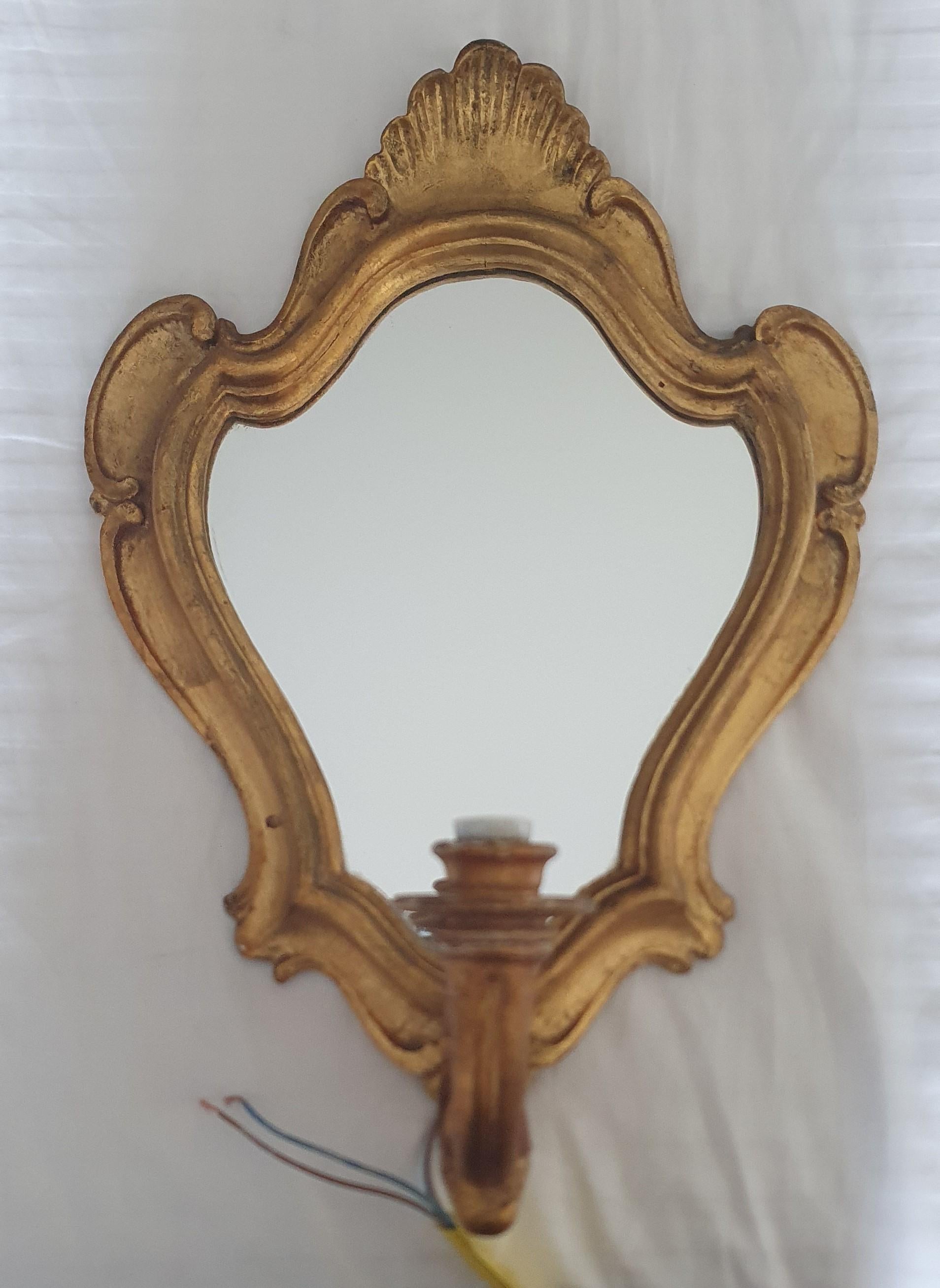 20ième siècle Élégante paire de girandoles italiennes à miroirs des années 1940, sculptées à la main et dorées à l'huile en vente