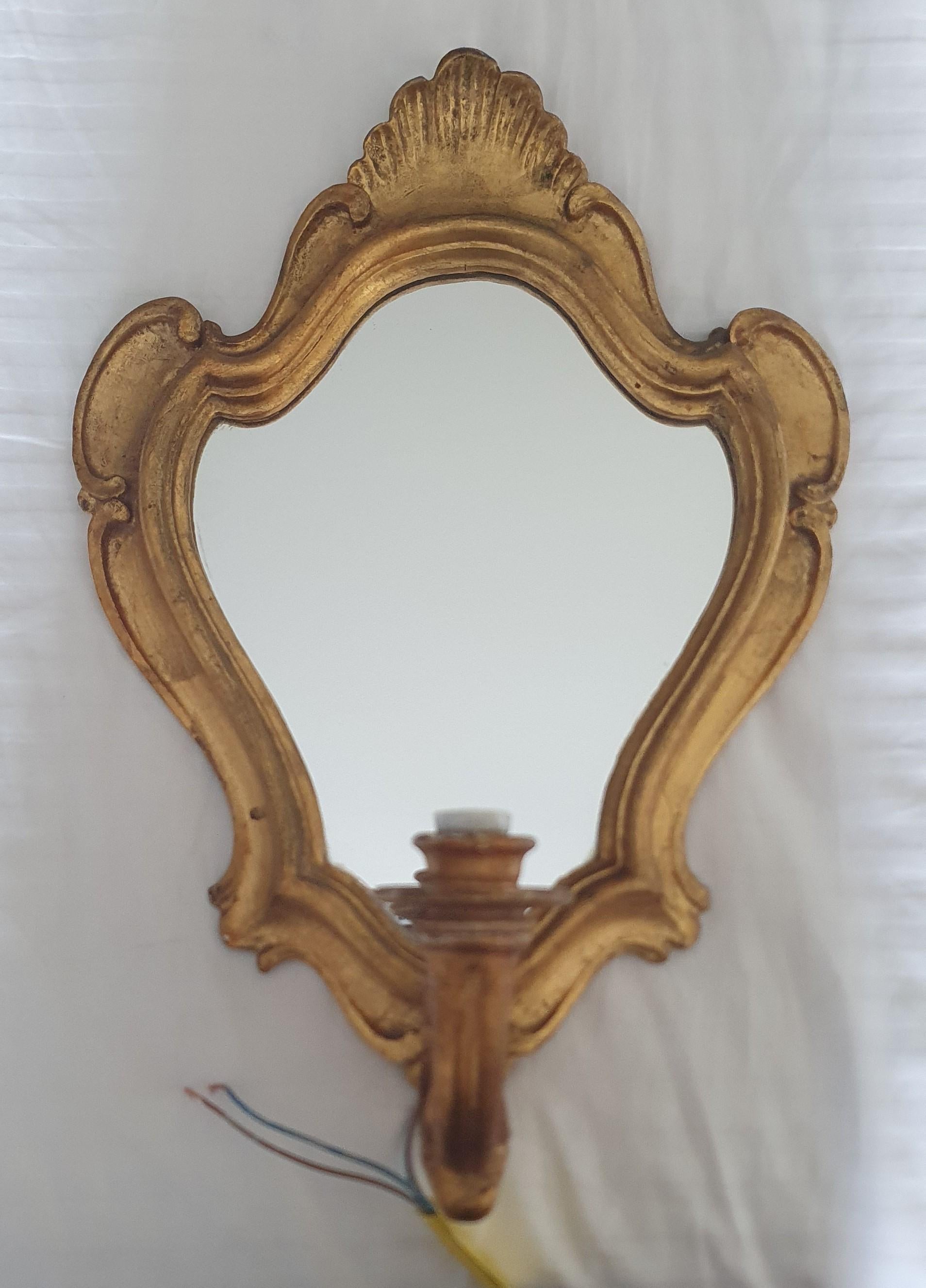 Elegant 1940s Pair of Italian Mirrored Girandoles oil gilded hand carved wood  For Sale 2
