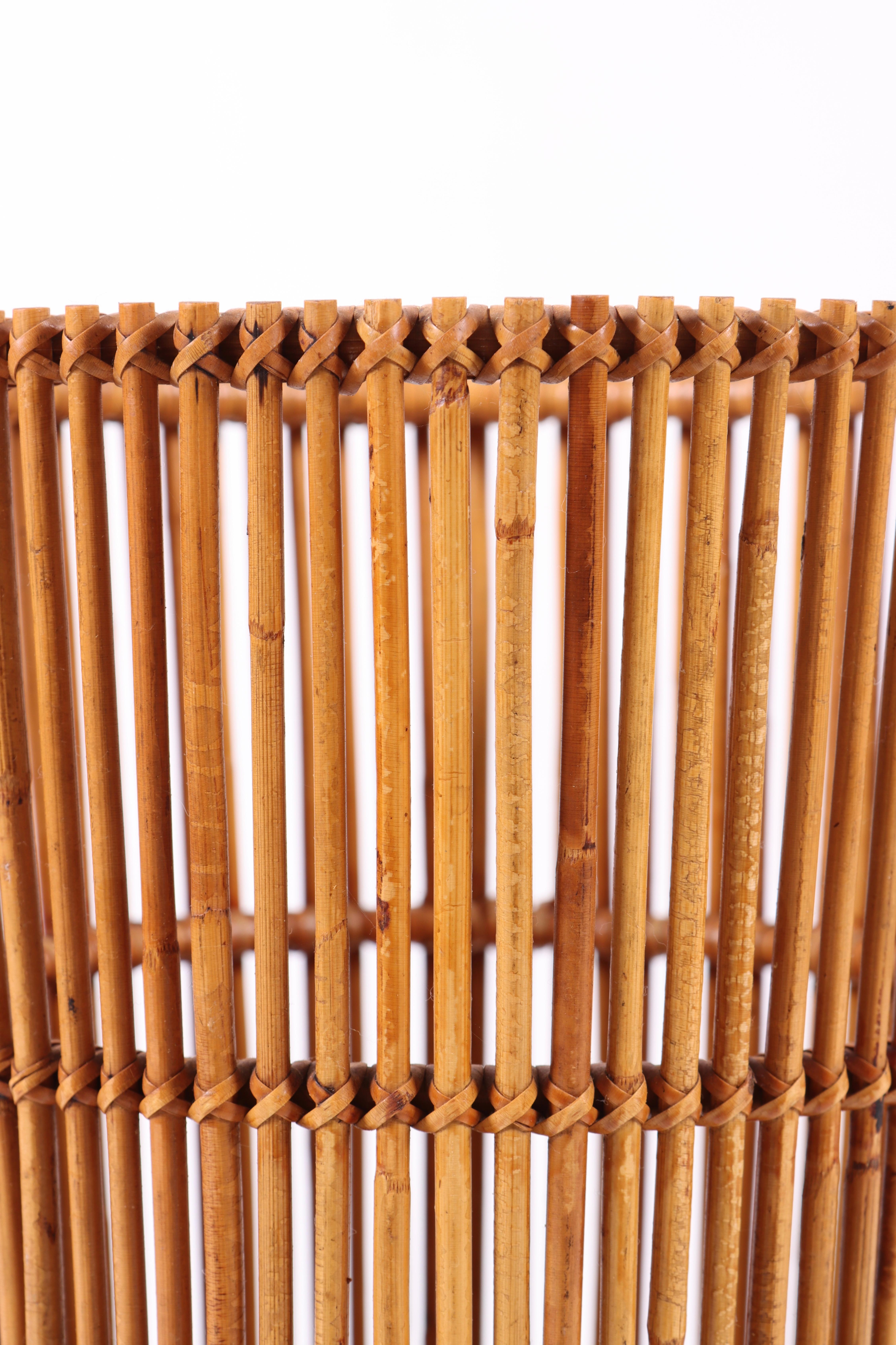 Elegant 1950s Danish Rattan Wastebasket by Wengler – Mid-Century Modern Scandina In Good Condition For Sale In Lejre, DK