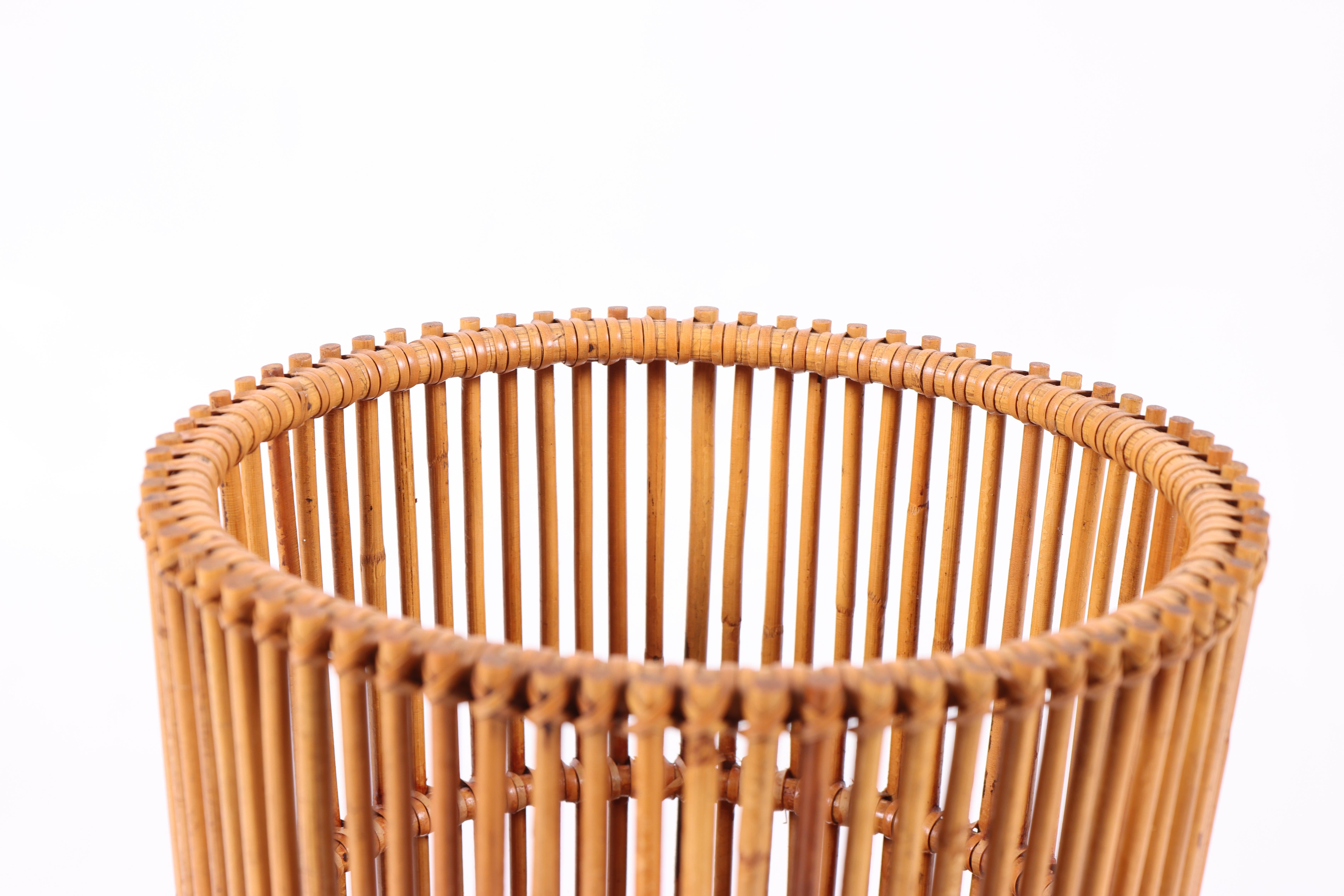Mid-20th Century Elegant 1950s Danish Rattan Wastebasket by Wengler – Mid-Century Modern Scandina For Sale