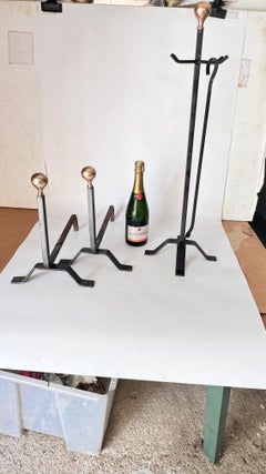 Elegantes französisches Kaminbesteck aus den 1950er Jahren Schwarzes Gusseisen mit poliertem Messing