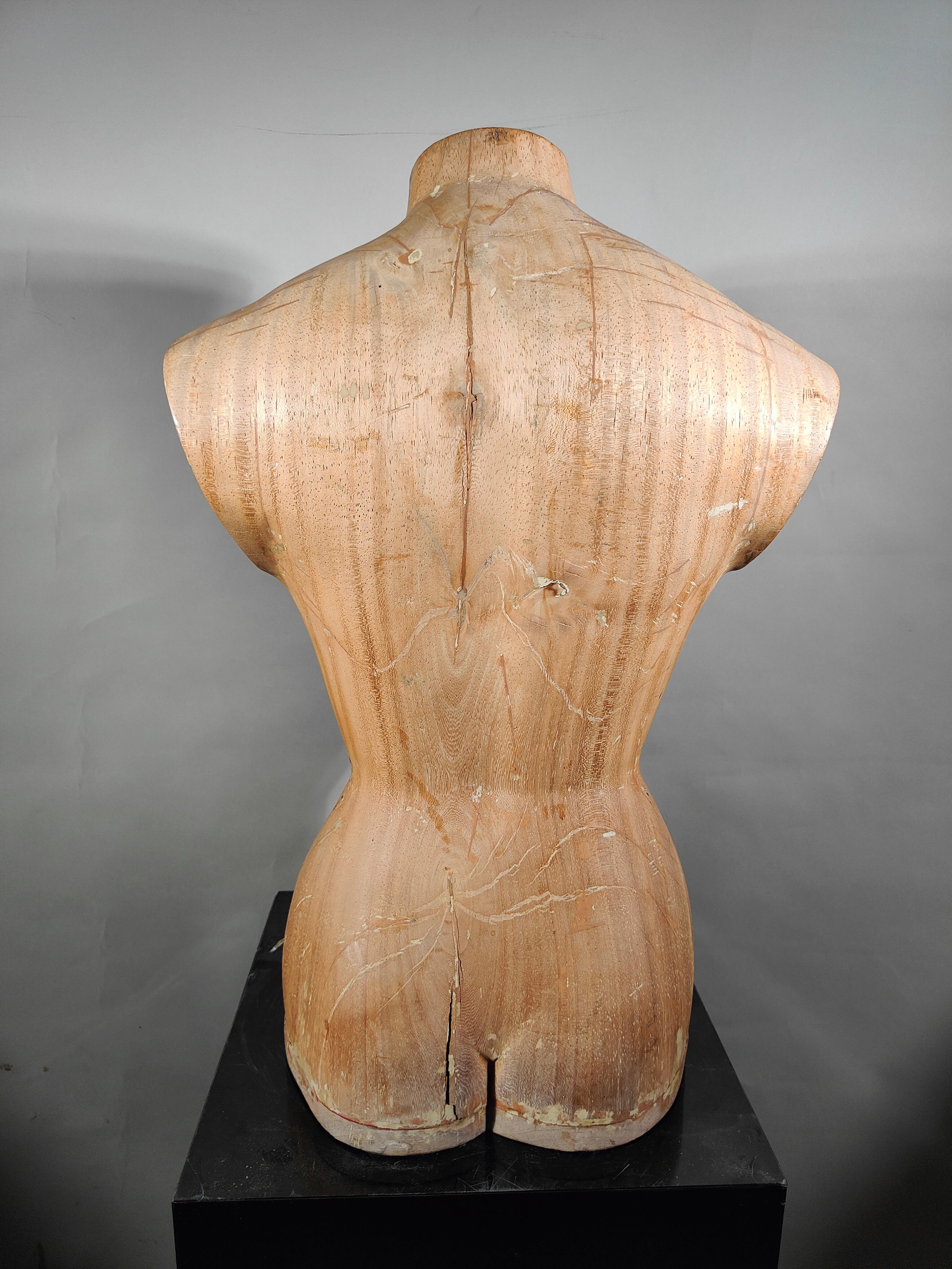 Élégant torse féminin en bois des années 1950 : artisanat en bois massif sculpté en vente 4