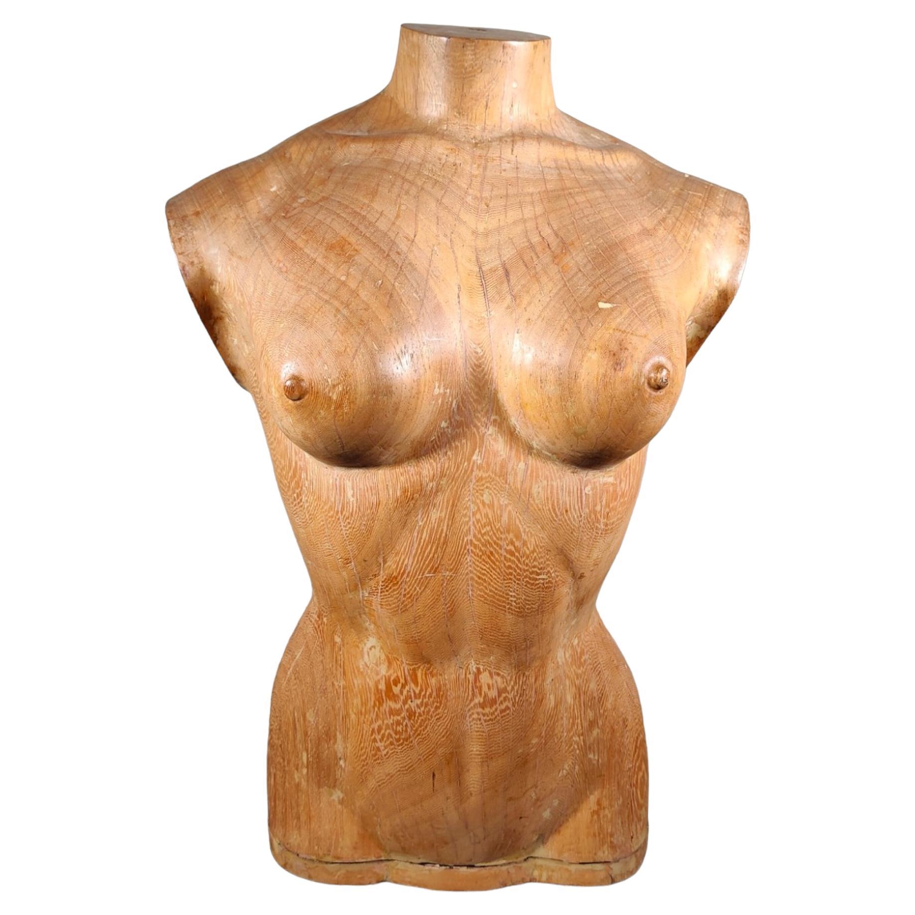 Élégant torse féminin en bois des années 1950 : artisanat en bois massif sculpté en vente