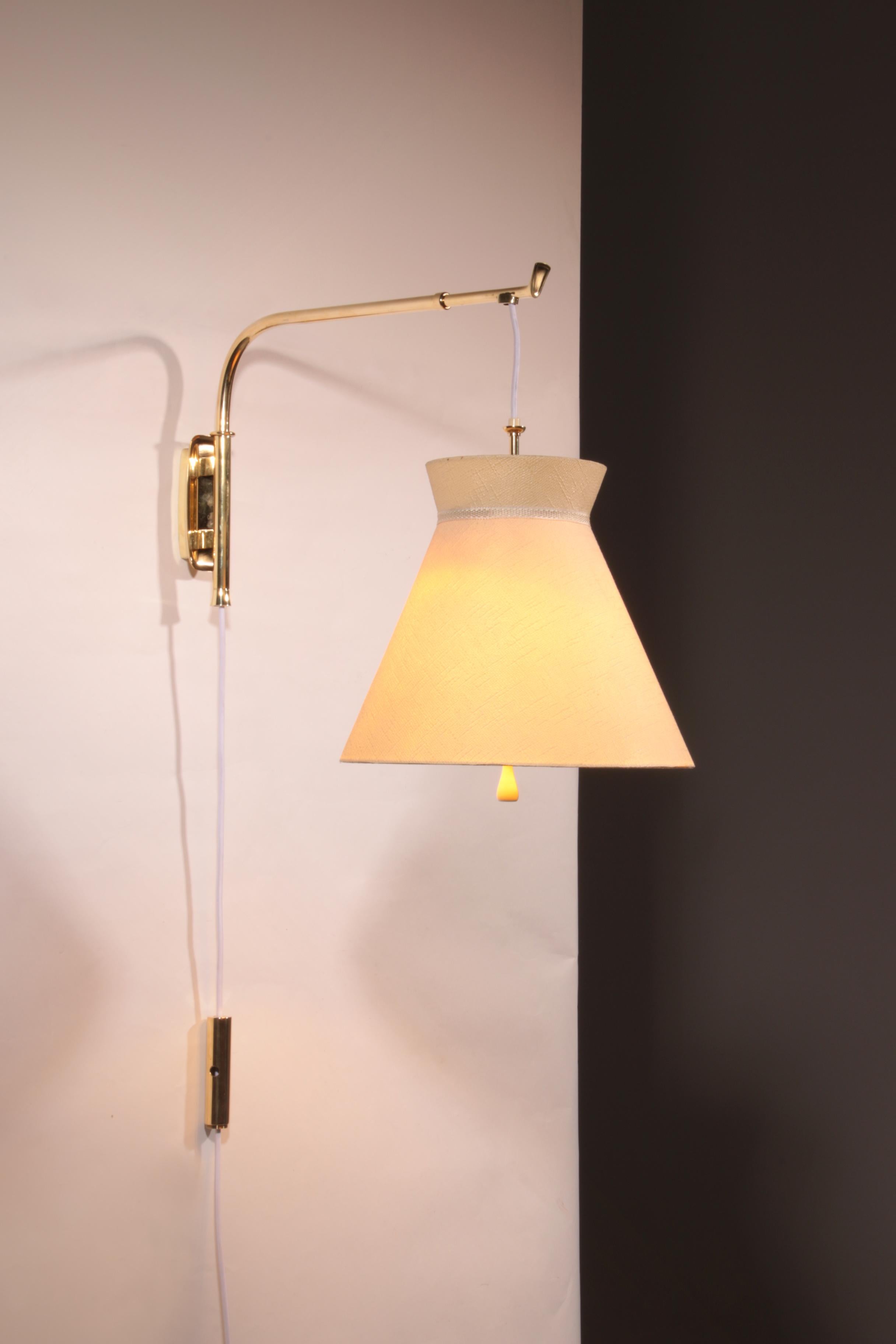 

Adéntrate en el encanto del diseño italiano de mediados de siglo con esta exquisita lámpara de pared de latón de los años 50. Elaborada con esmero y atención al detalle, esta pieza combina la elegancia industrial con la artesanía funcional. Lo más