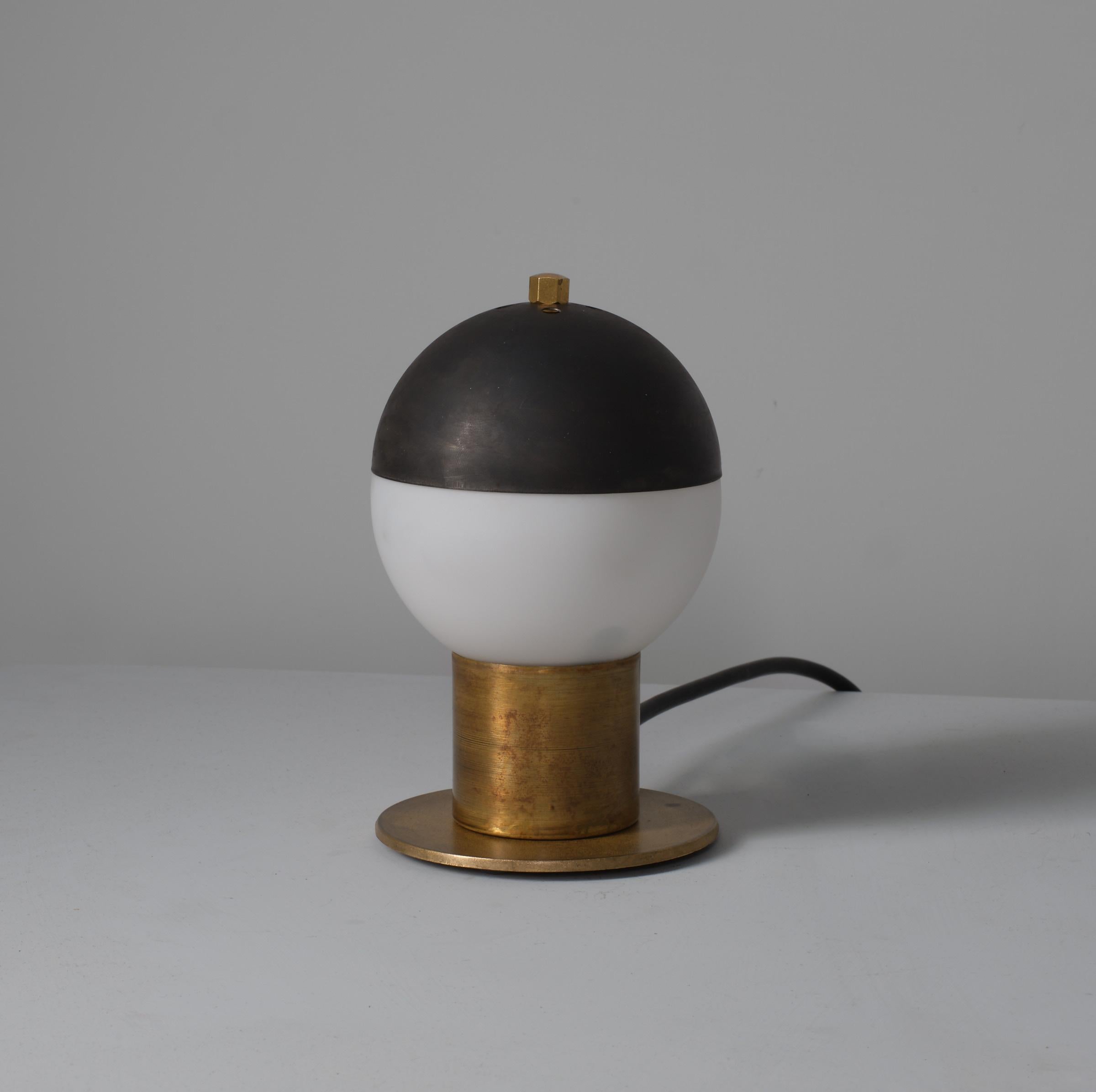 Mid-Century Modern Elegant 1950s Italian Brass Table Lamp with Steel Dome For Sale