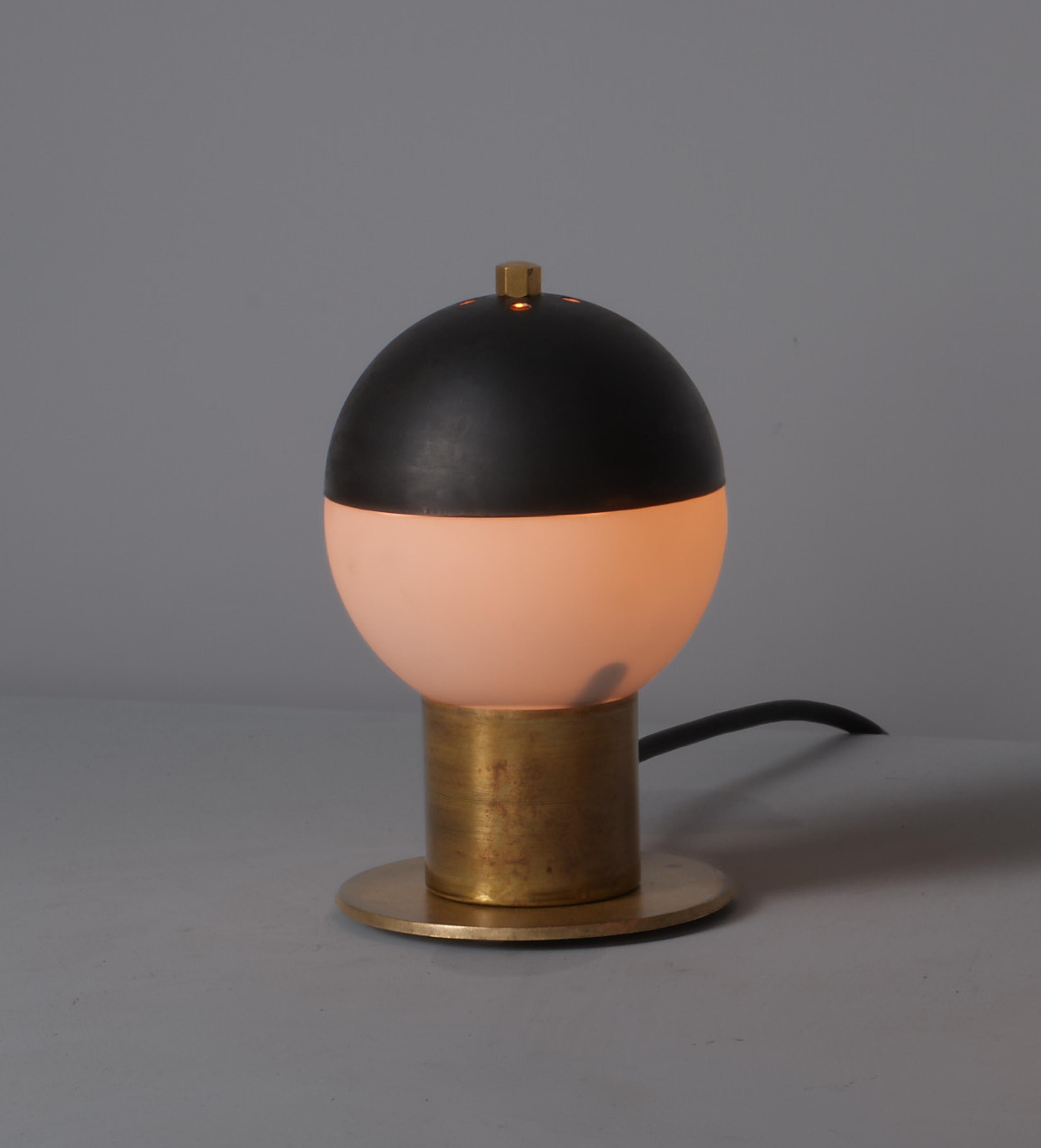 Elegant 1950s Italian Brass Table Lamp with Steel Dome In Good Condition For Sale In Rome, IT