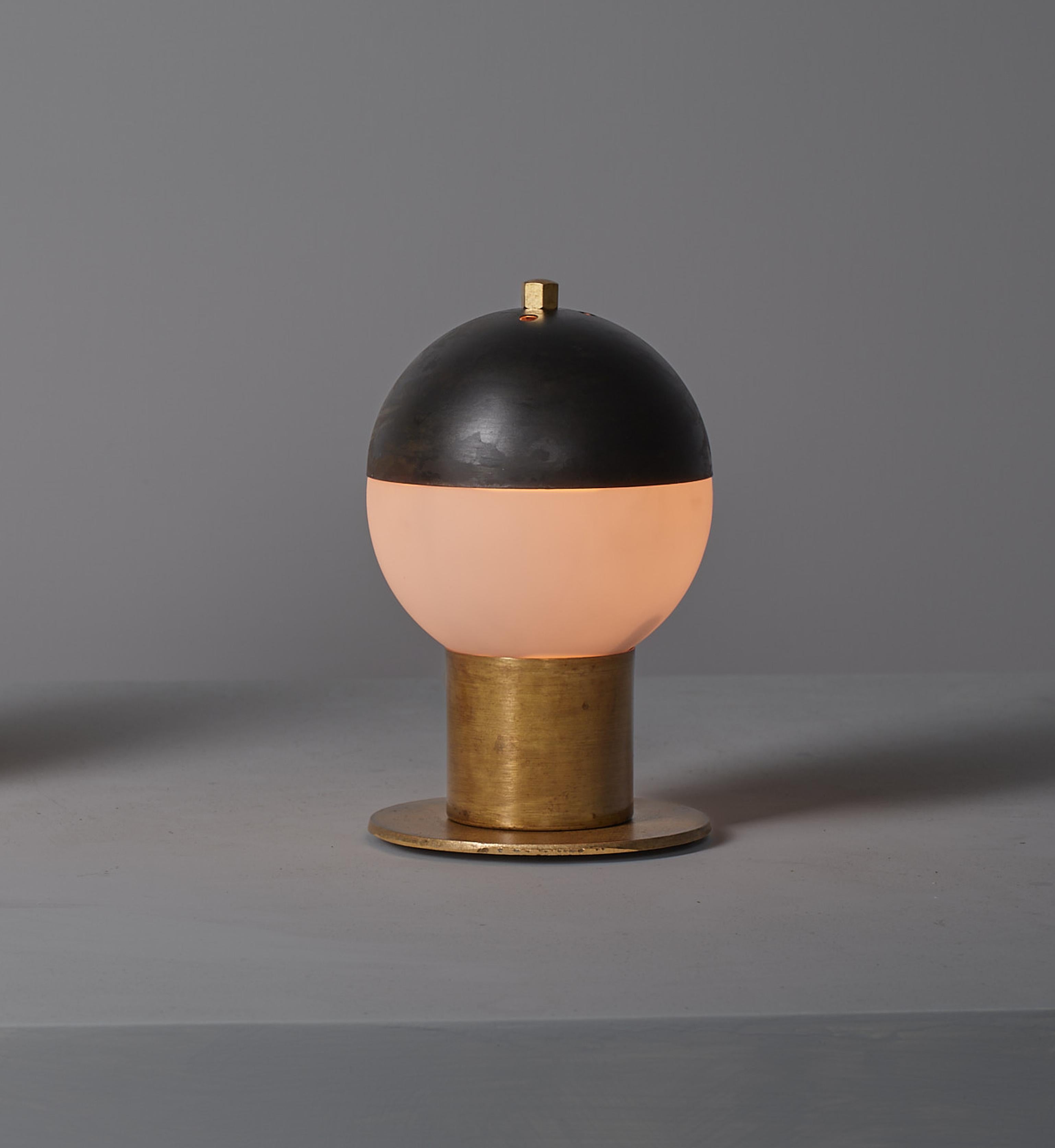 Mid-20th Century Elegant 1950s Italian Brass Table Lamp with Steel Dome For Sale