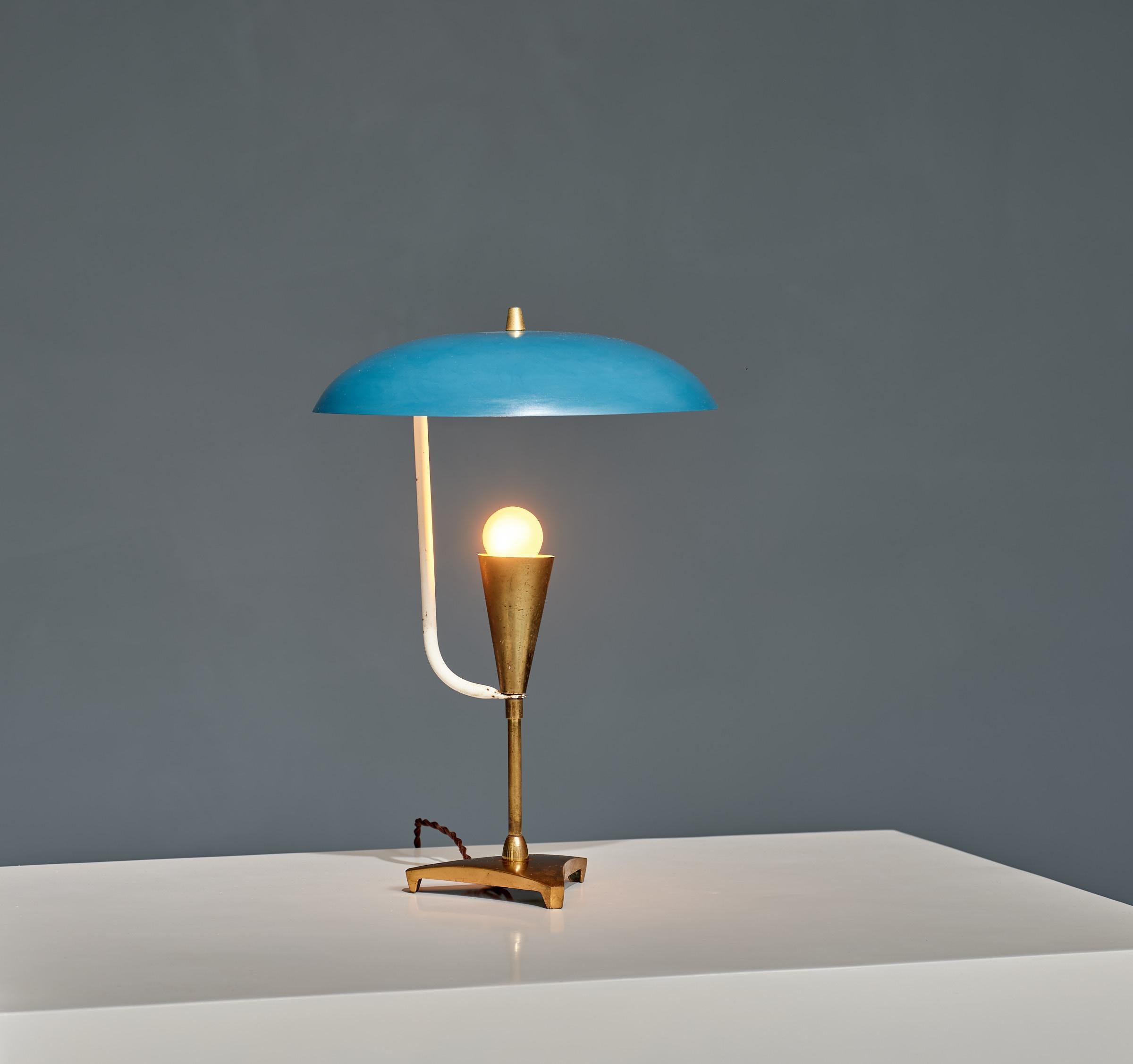 Illuminate your space with timeless elegance and a touch of Italian design from the 1950s. This exquisite table lamp features a precious brass structure with its original patina, giving it a unique and distinguished character. The lamp's airy