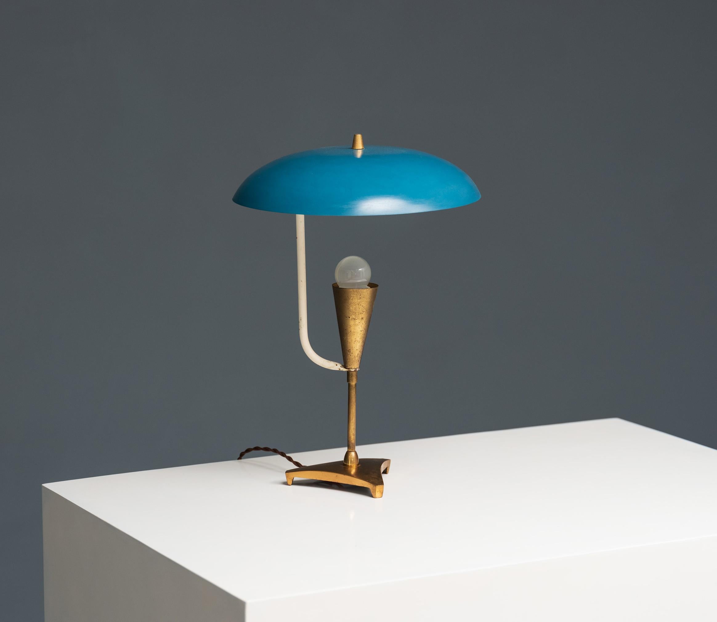 Mid-Century Modern Elegant 1950s Italian Table Lamp with Brass and Blue Lacquered Shade For Sale