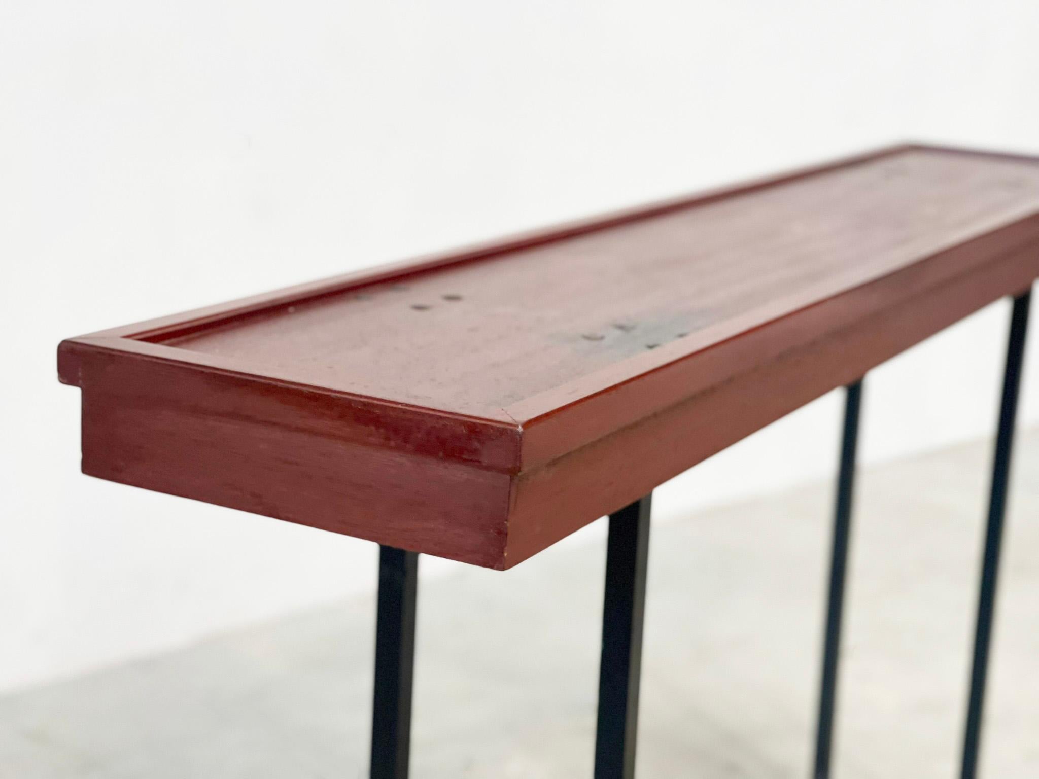 Elegante consola italiana de madera y metal de los años 50 Italiano en venta