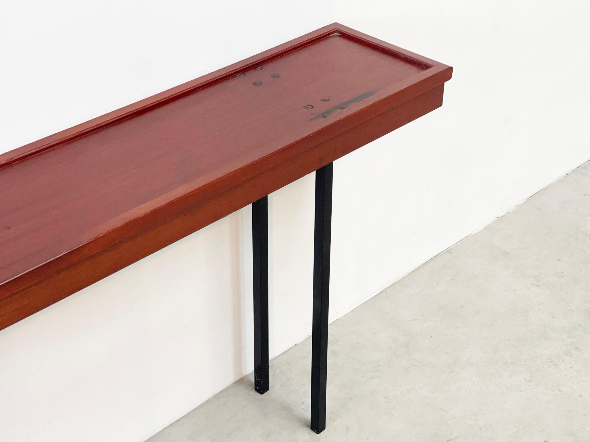 Elegante consola italiana de madera y metal de los años 50 mediados del siglo XX en venta