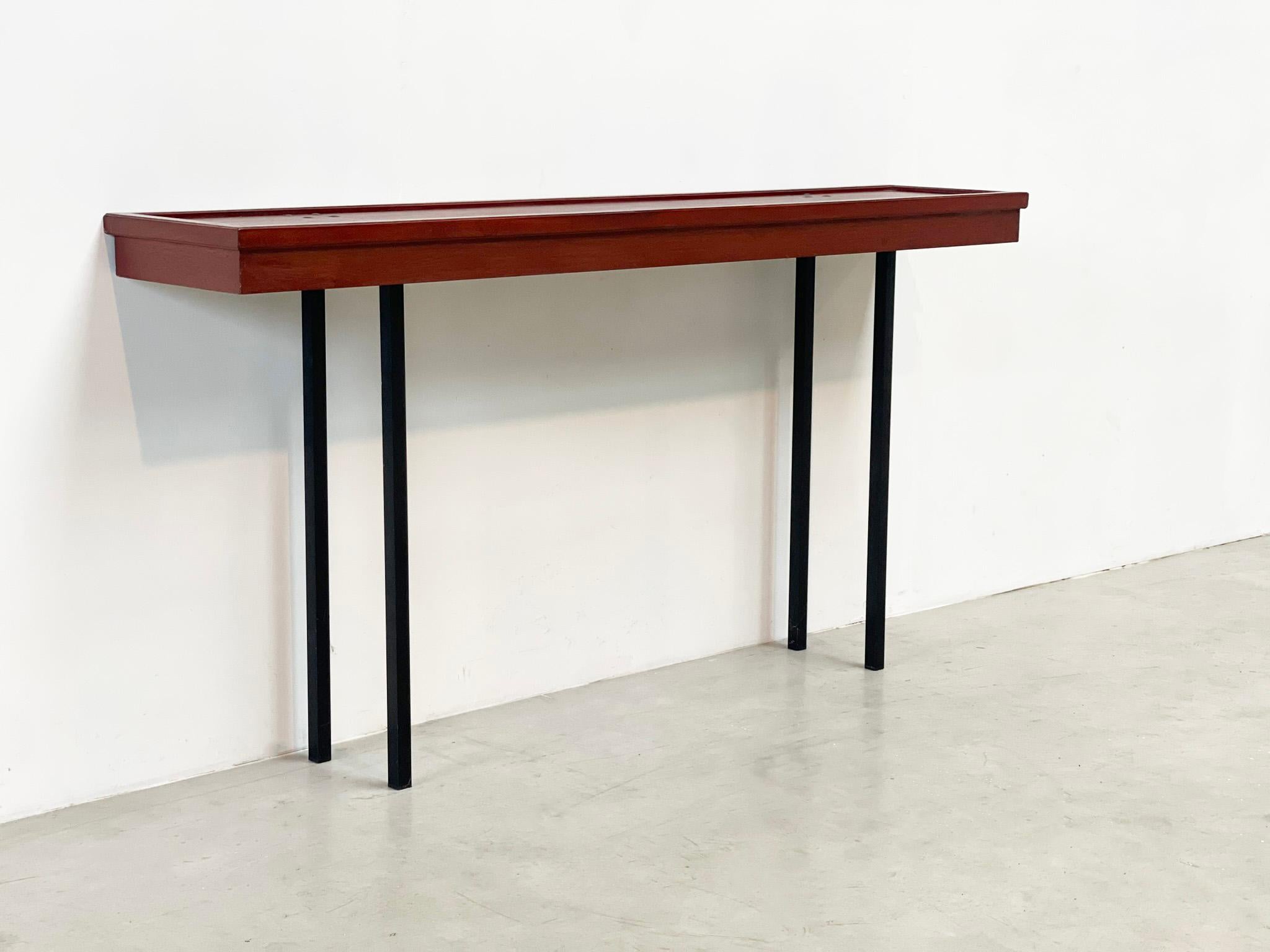 Elegante consola italiana de madera y metal de los años 50 Madera en venta