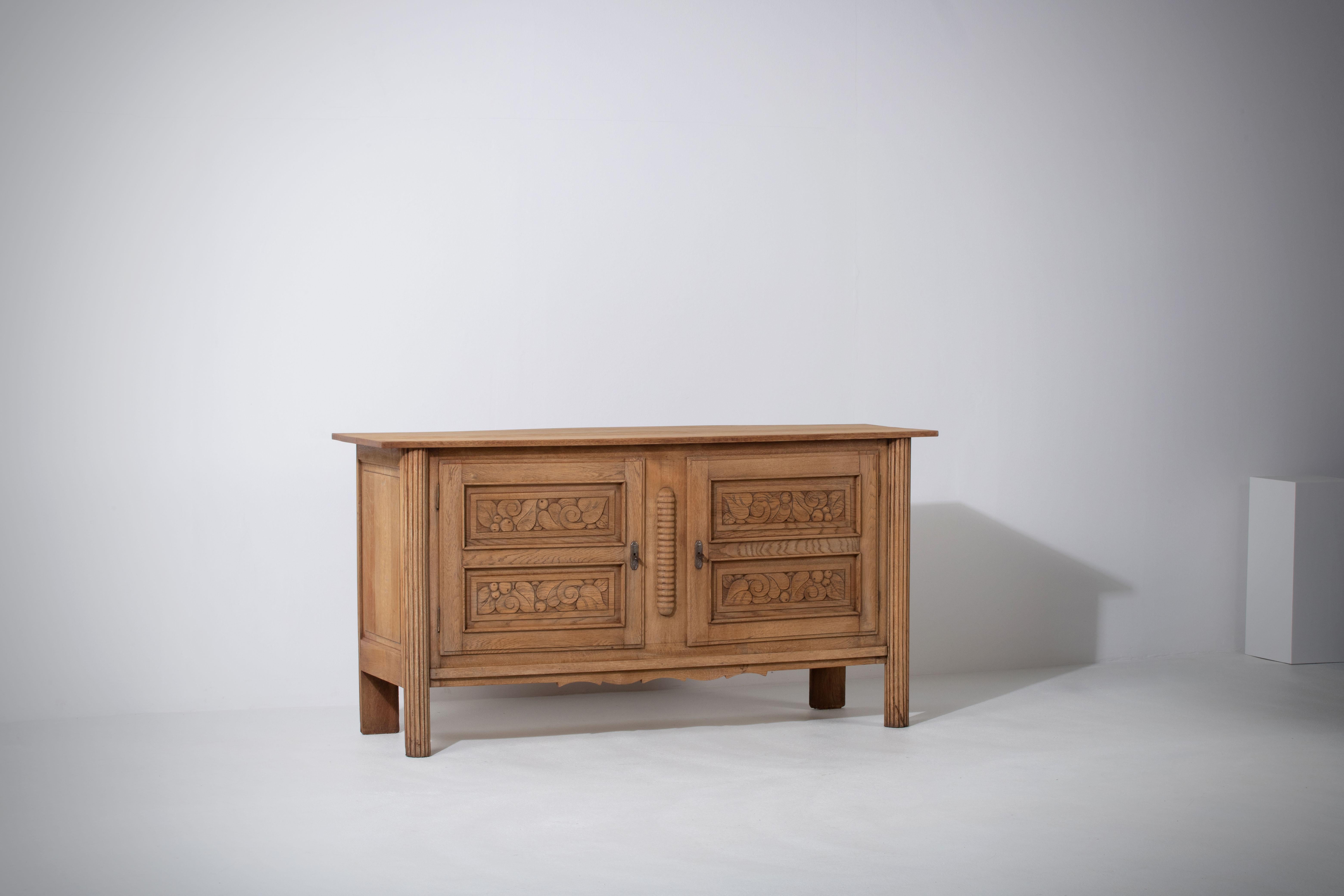 Elegant 1950s Oak Sideboard with Carved Floral Motifs - A Timeless Treasure Discovered in Bordeaux's Vineyards.

Introducing a stunning oak sideboard from the 1950s, gracing any interior with its elegant and versatile design. This charming piece