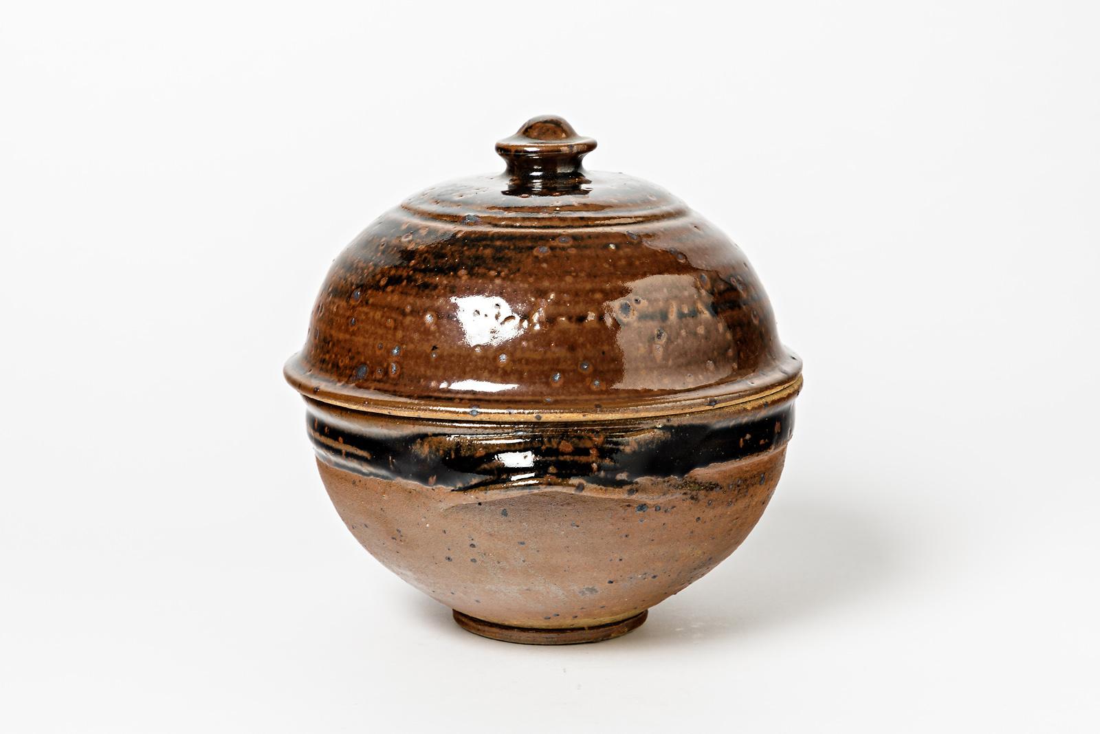Pierre Digan,

vers 1960

Élégante soupière ou boîte décorative en céramique de grès noir et brun

Condition originale parfaite

Signé à la base

Mesures : Hauteur 22cm, grande 22cm.