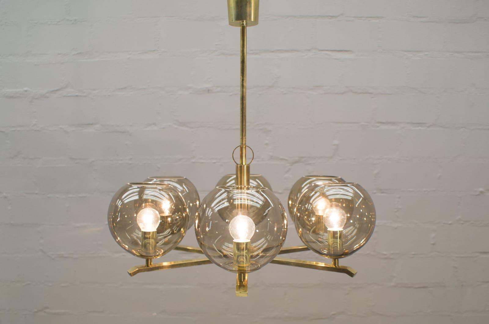 Elegant 1960s Brass Ceiling Lamp with 8 Smoked Glass Globes, Germany In Good Condition For Sale In Nürnberg, Bayern