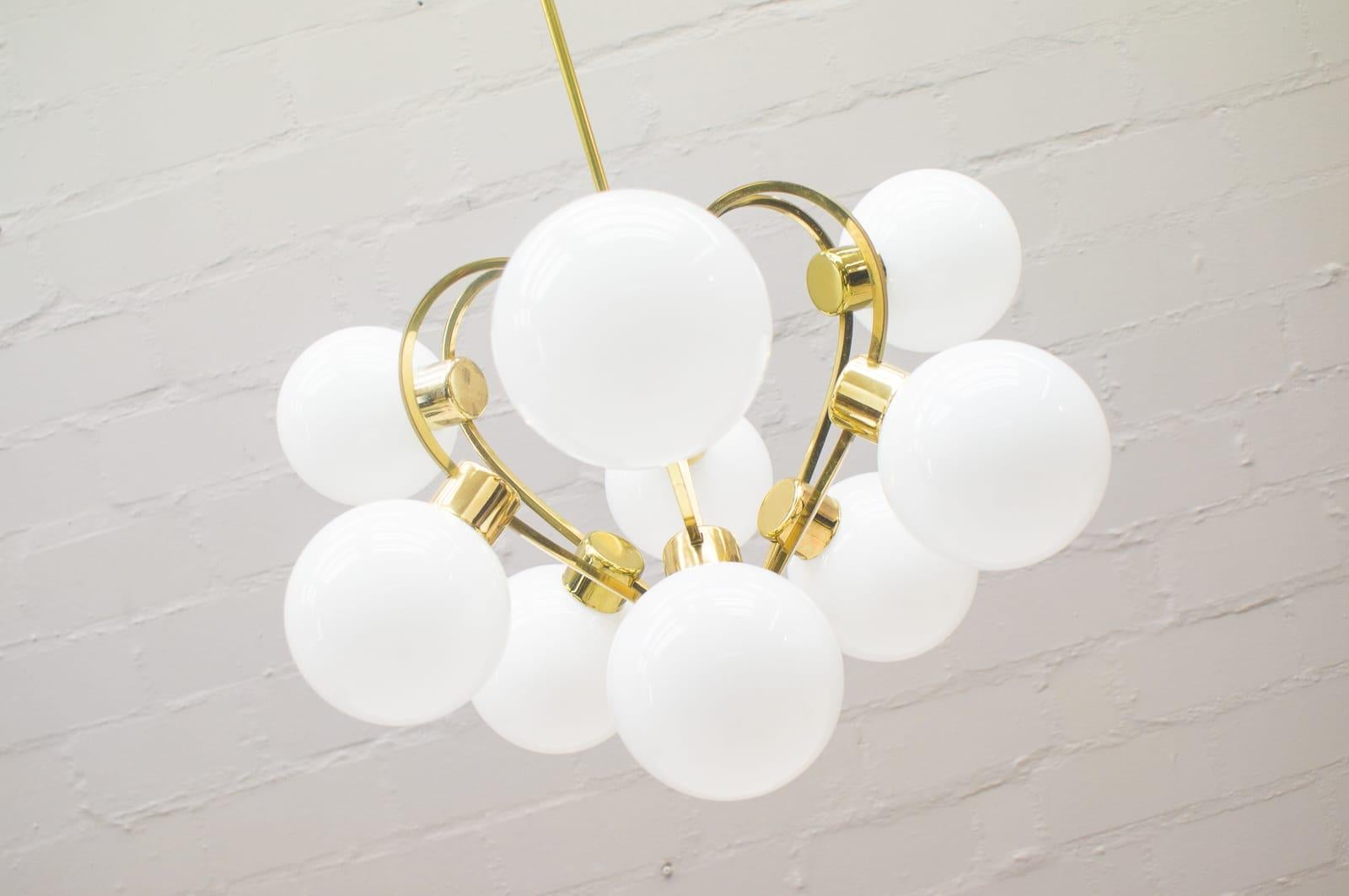 Elegante lámpara de techo de latón de los años 60 con 9 globos de cristal opalino Alemán en venta