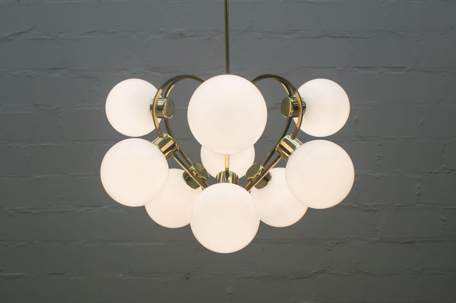 Elegant 1960s Brass Ceiling Lamp with 9 Opaline Glass Globes In Good Condition For Sale In Nürnberg, Bayern