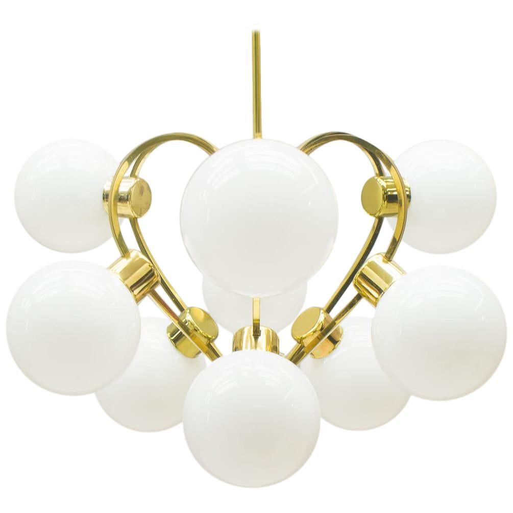 Elegante lampada da soffitto in ottone degli anni '60 con 9 globi di vetro opalino