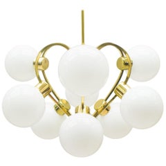 Elegante lampada da soffitto in ottone degli anni '60 con 9 globi di vetro opalino
