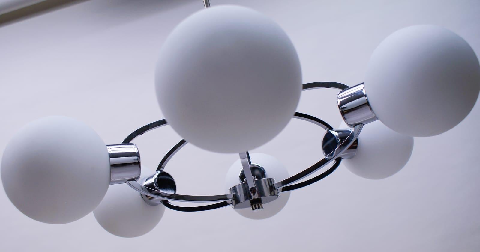 Elegante Lámpara de Techo Cromada de los Años 60 con 6 Globos de Cristal Opalino Era espacial en venta