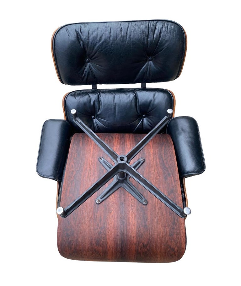 Handsome example of the Classic Eames 670/671 model lounge chair and ottoman. Executed in lustrous roeswood with black leather cushion. No missing parts. Signed and guaranteed authentic vintage Herman Miller production, all four rubber shock mounts