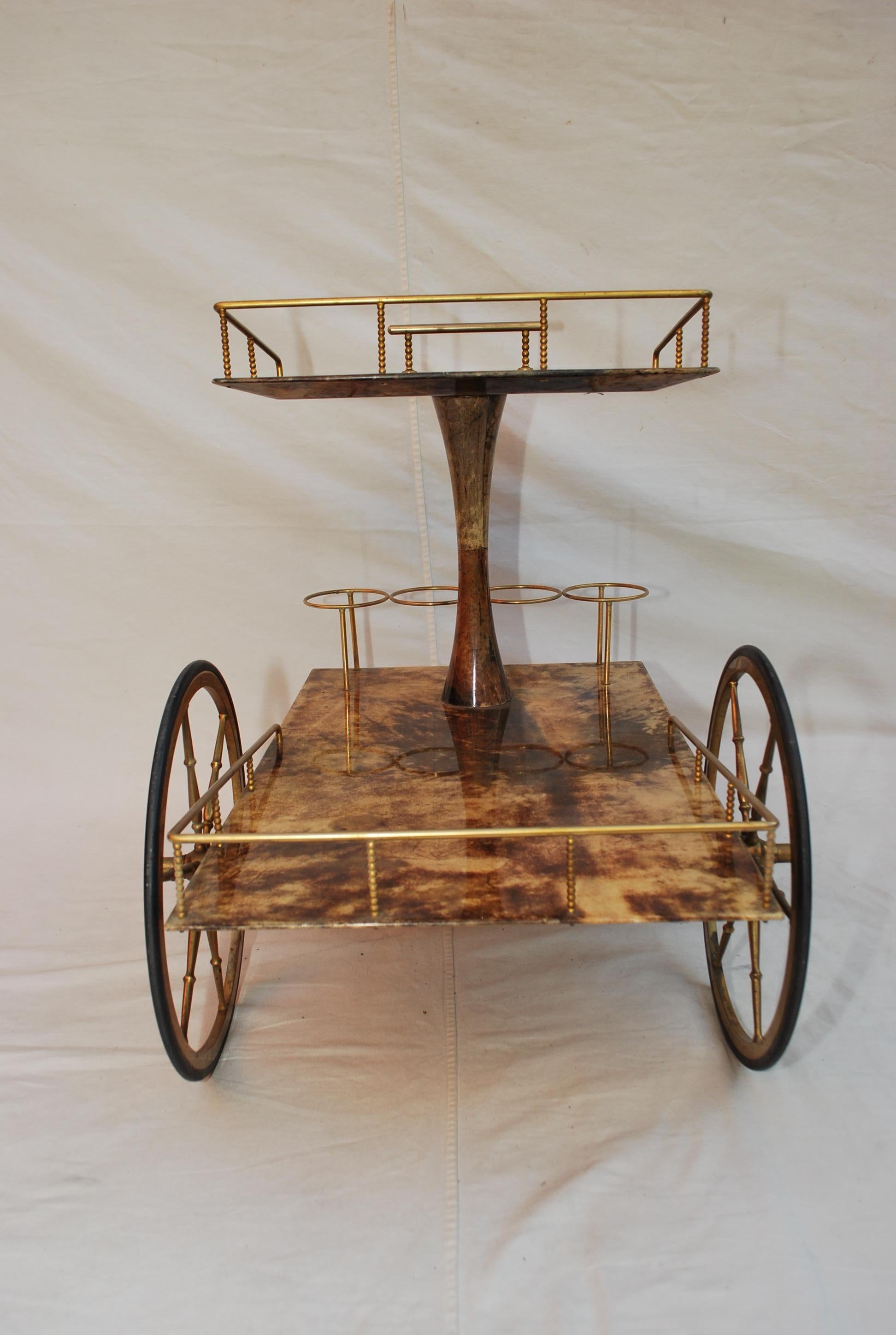 Ein eleganter Barwagen aus Ziegenleder aus den 1960er Jahren von ALDO TURA, dessen Patina in natura noch viel schöner aussieht.