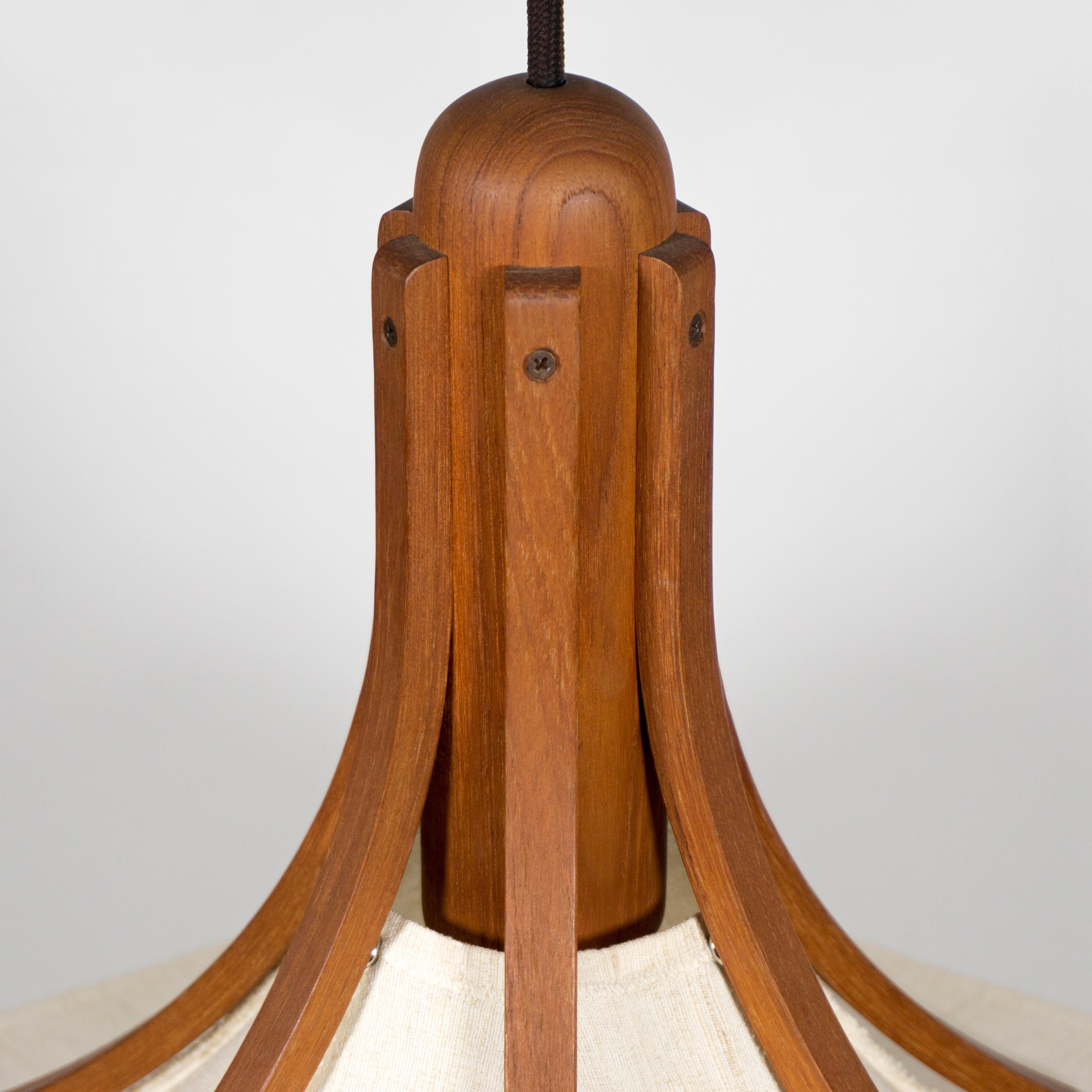 Elegant 1960s Mid-Century Domus Teak & Linen Counterweight Pendant Lamp In Good Condition In Regensburg, DE