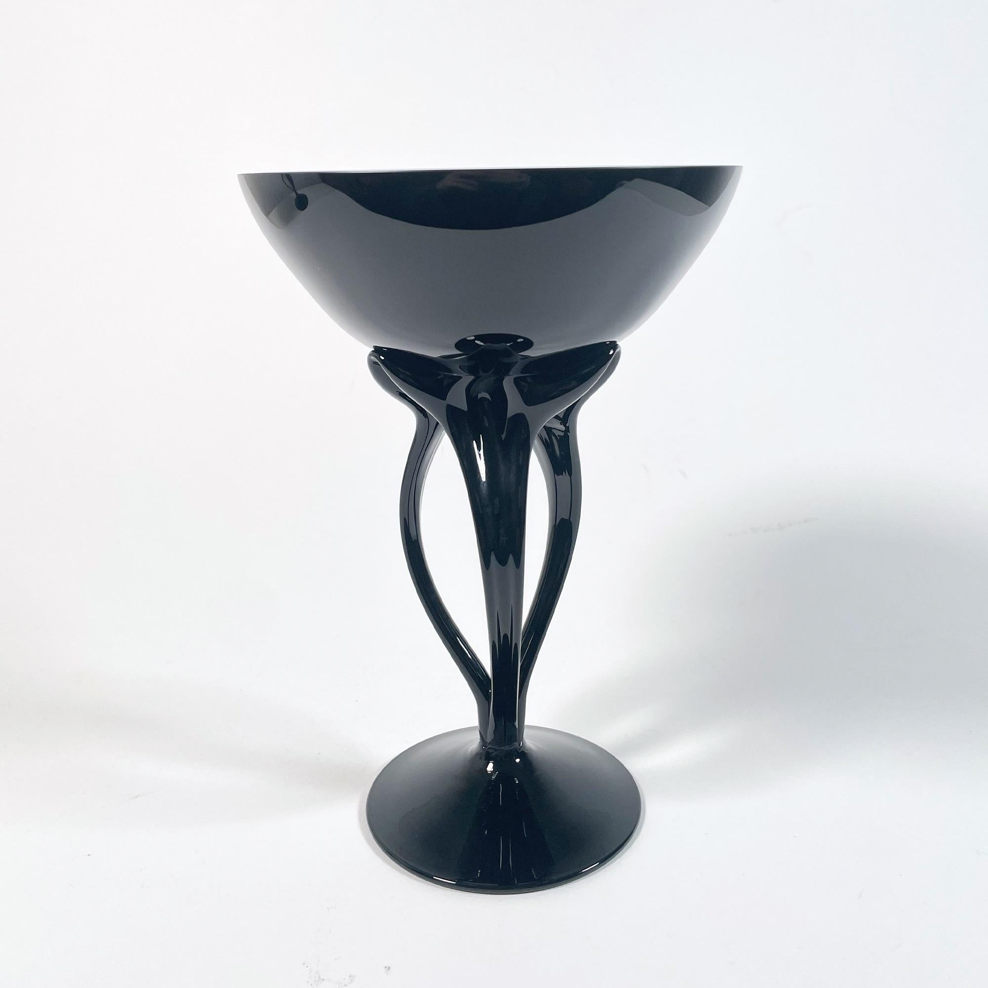 Entdecken Sie ein atemberaubendes Paar alter Murano-Glasschalen, die in den 1960er Jahren fachmännisch hergestellt wurden. Diese exquisiten Stücke zeigen die Kunstfertigkeit der Glasmacher von Murano, die für ihr außergewöhnliches Können und ihre