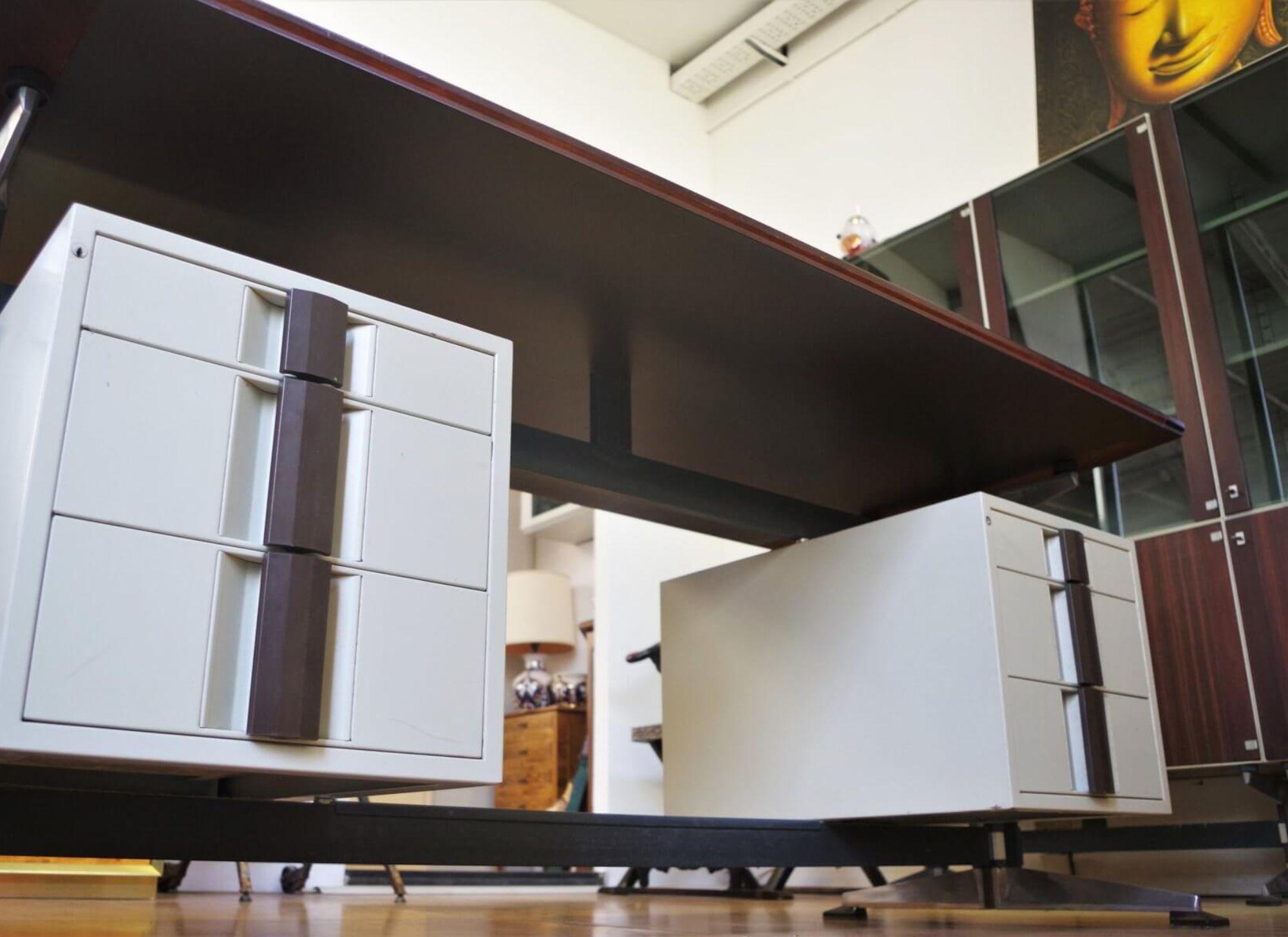 Elegant 1960s Office Desk with Display Cabinet by Giaiotti Spa – A Mid-Century I in vendita 5