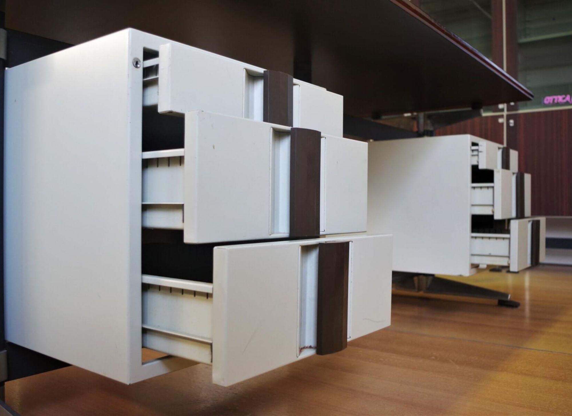 Elegant 1960s Office Desk with Display Cabinet by Giaiotti Spa – A Mid-Century I in vendita 6