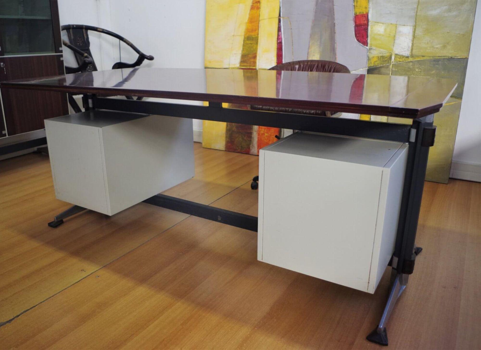 Elegant 1960s Office Desk with Display Cabinet by Giaiotti Spa – A Mid-Century I in vendita 9