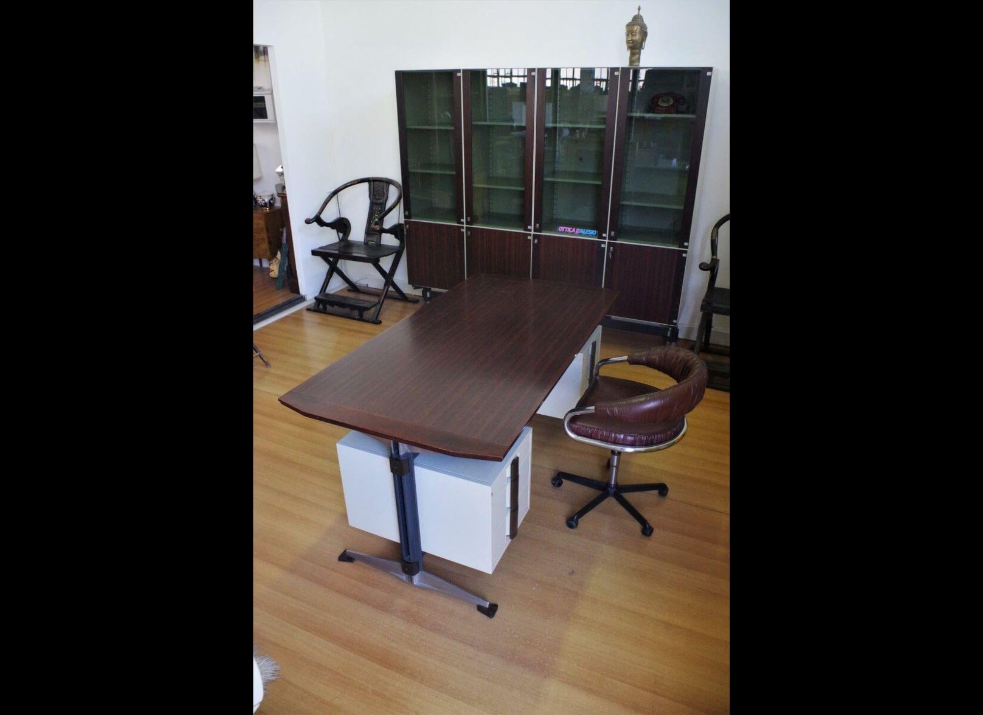 Elegant 1960s Office Desk with Display Cabinet by Giaiotti Spa – A Mid-Century Icon

Enhance your workspace with this exquisite 1960s office desk by Giaiotti Spa, a piece that beautifully combines functionality with mid-century modern elegance.