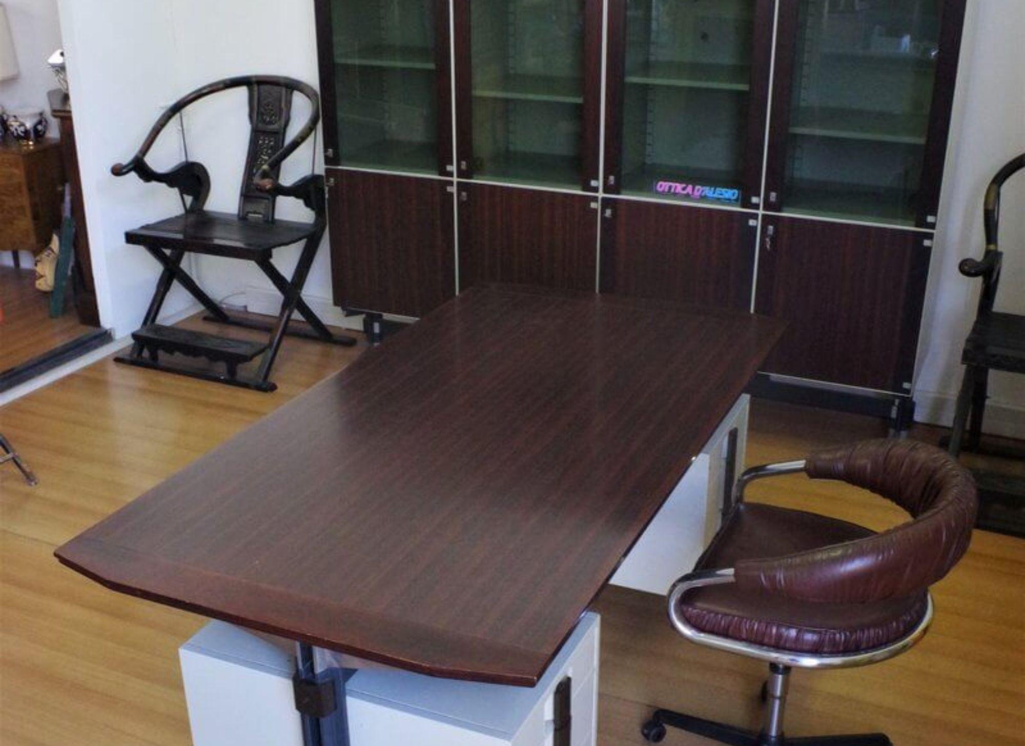 Italian Elegant 1960s Office Desk with Display Cabinet by Giaiotti Spa – A Mid-Century I in vendita