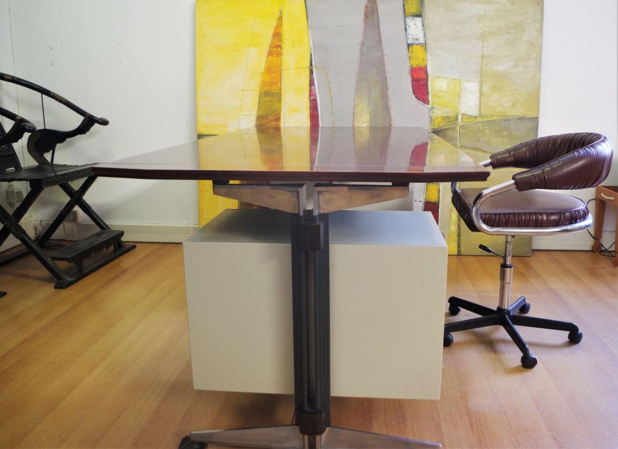 Elegant 1960s Office Desk with Display Cabinet by Giaiotti Spa – A Mid-Century I in vendita 1