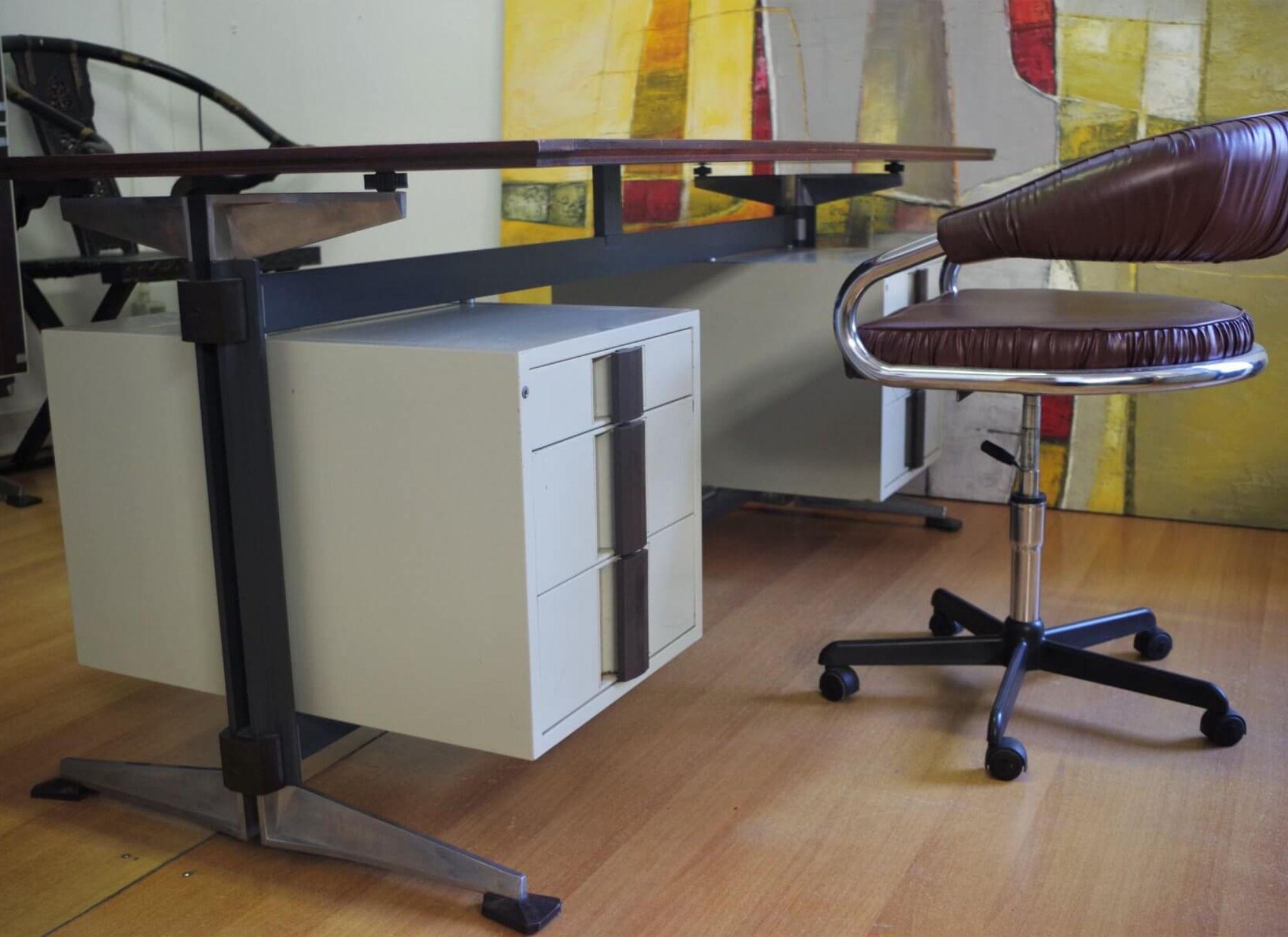 Elegant 1960s Office Desk with Display Cabinet by Giaiotti Spa – A Mid-Century I in vendita 2