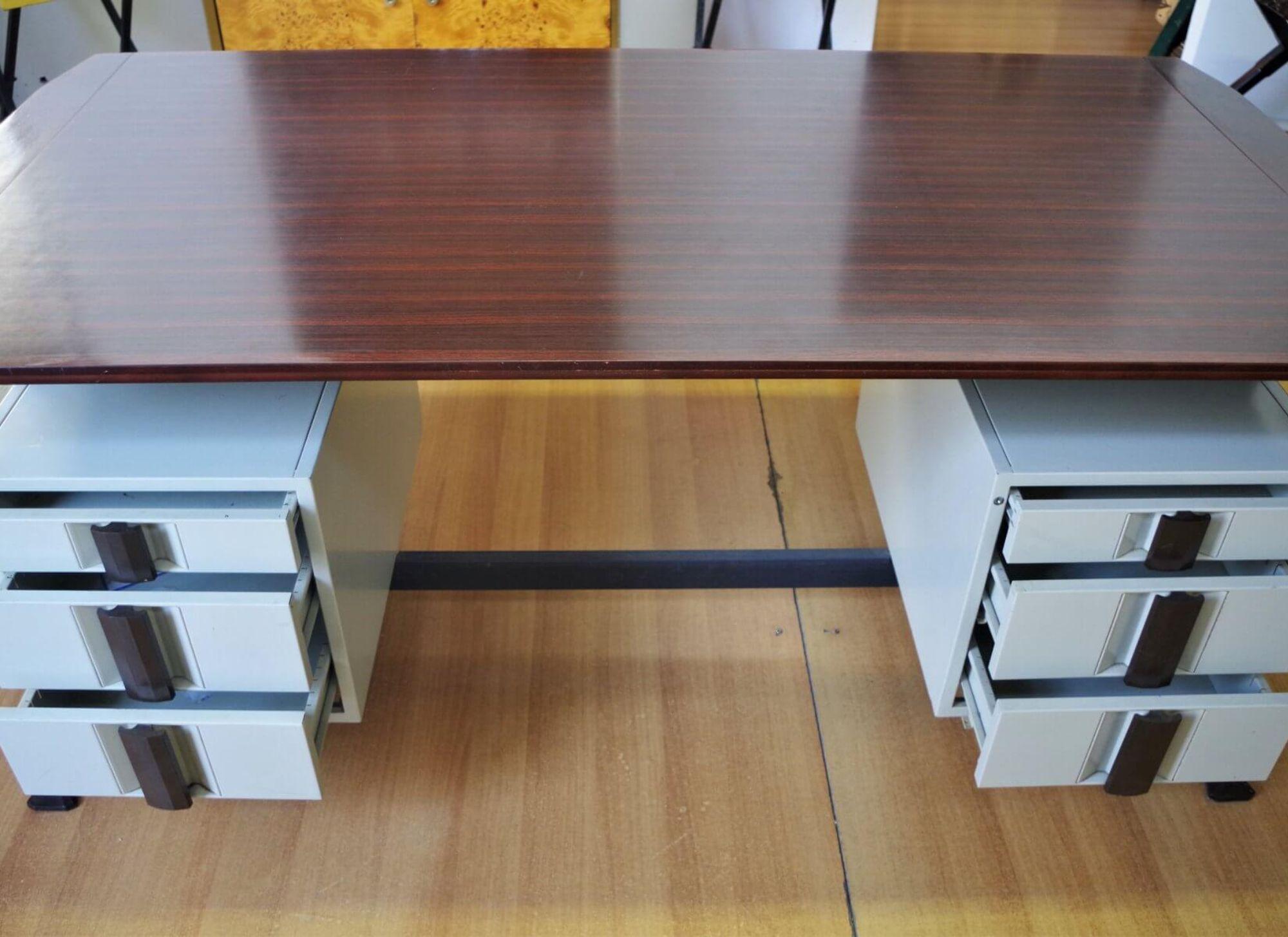 Elegant 1960s Office Desk with Display Cabinet by Giaiotti Spa – A Mid-Century I in vendita 3