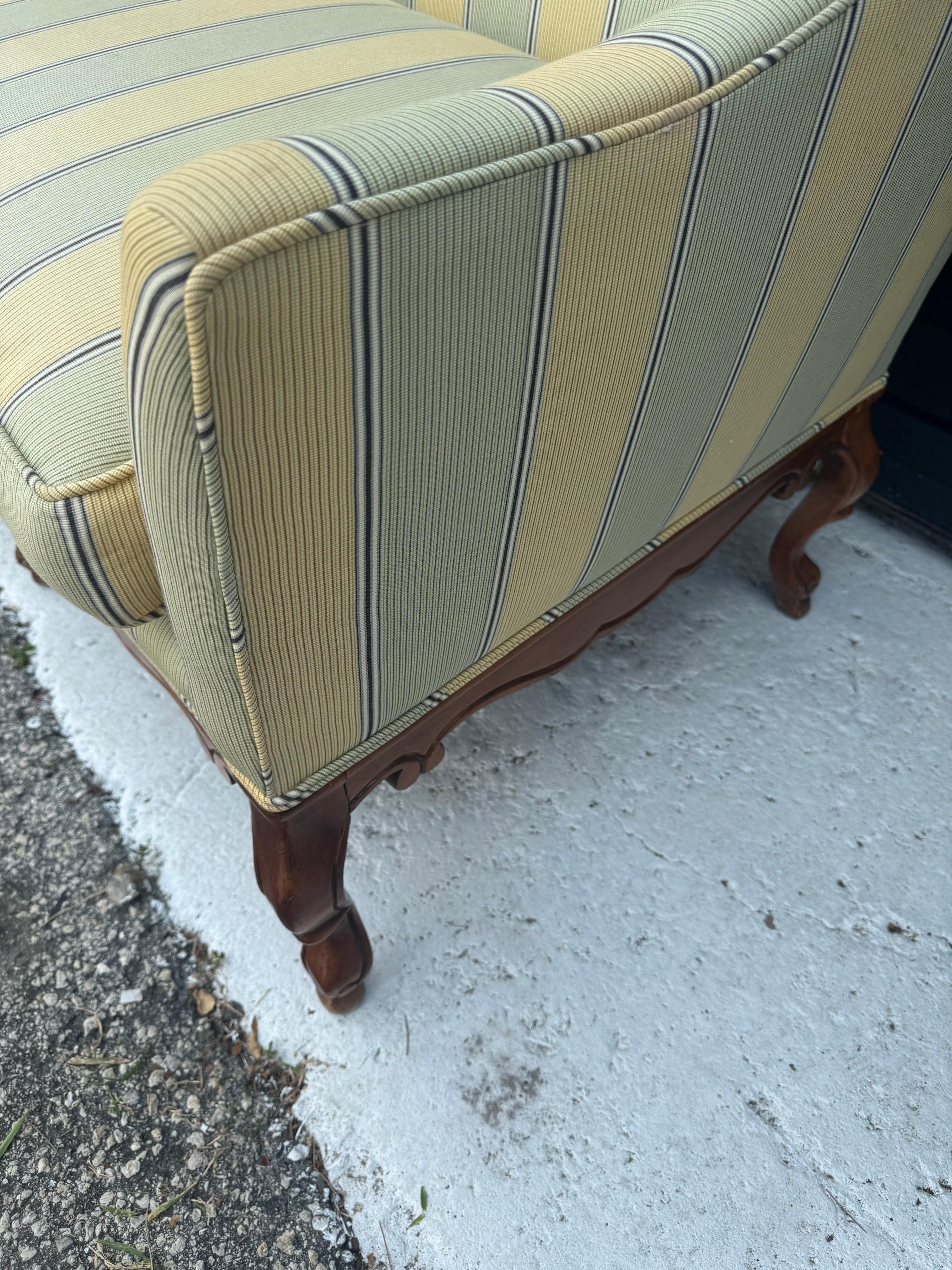 Elegante sofá de los años 60 siglo XX en venta