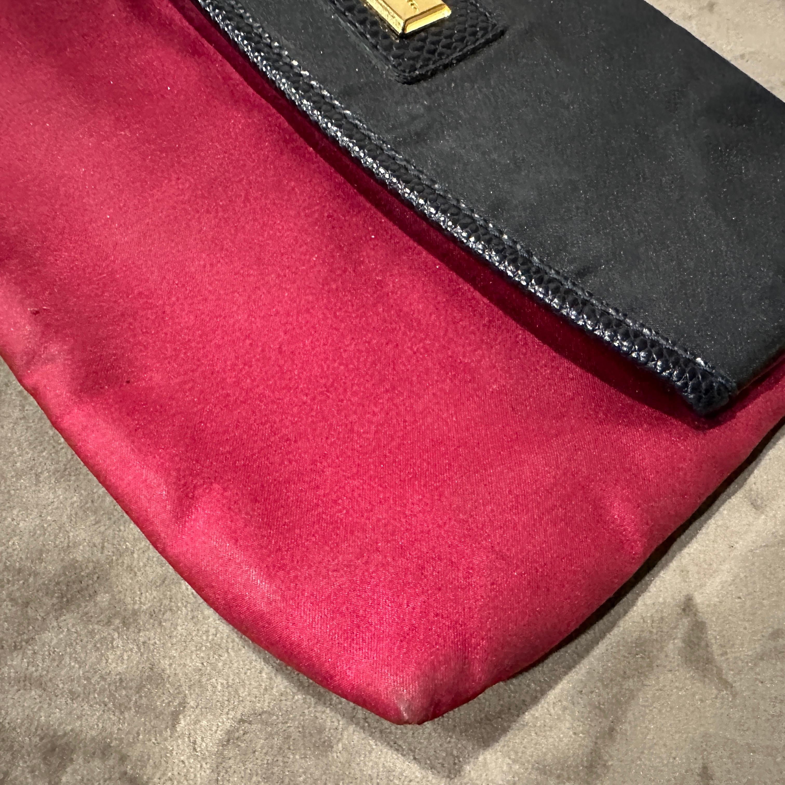 Elegant 1960s Vintage Sorelle Fontana Silk and Leather Evening Clutch
Discover a piece of Roman haute couture history with this exquisite vintage clutch by Sorelle Fontana, dating from the iconic 1960s. The Fontana Sisters, renowned for dressing