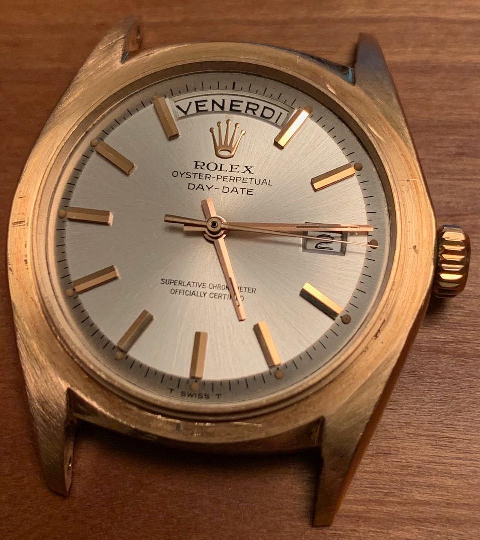 Rare et magnifique Rolex President 1803 en or rose. Fabriquée en 1964 et toujours en bon état. Cadran argenté sunburst en très bon état. aiguilles avec peu de perte de lume. bracelet président assorti de 1969 en bon état pour son âge. voir les